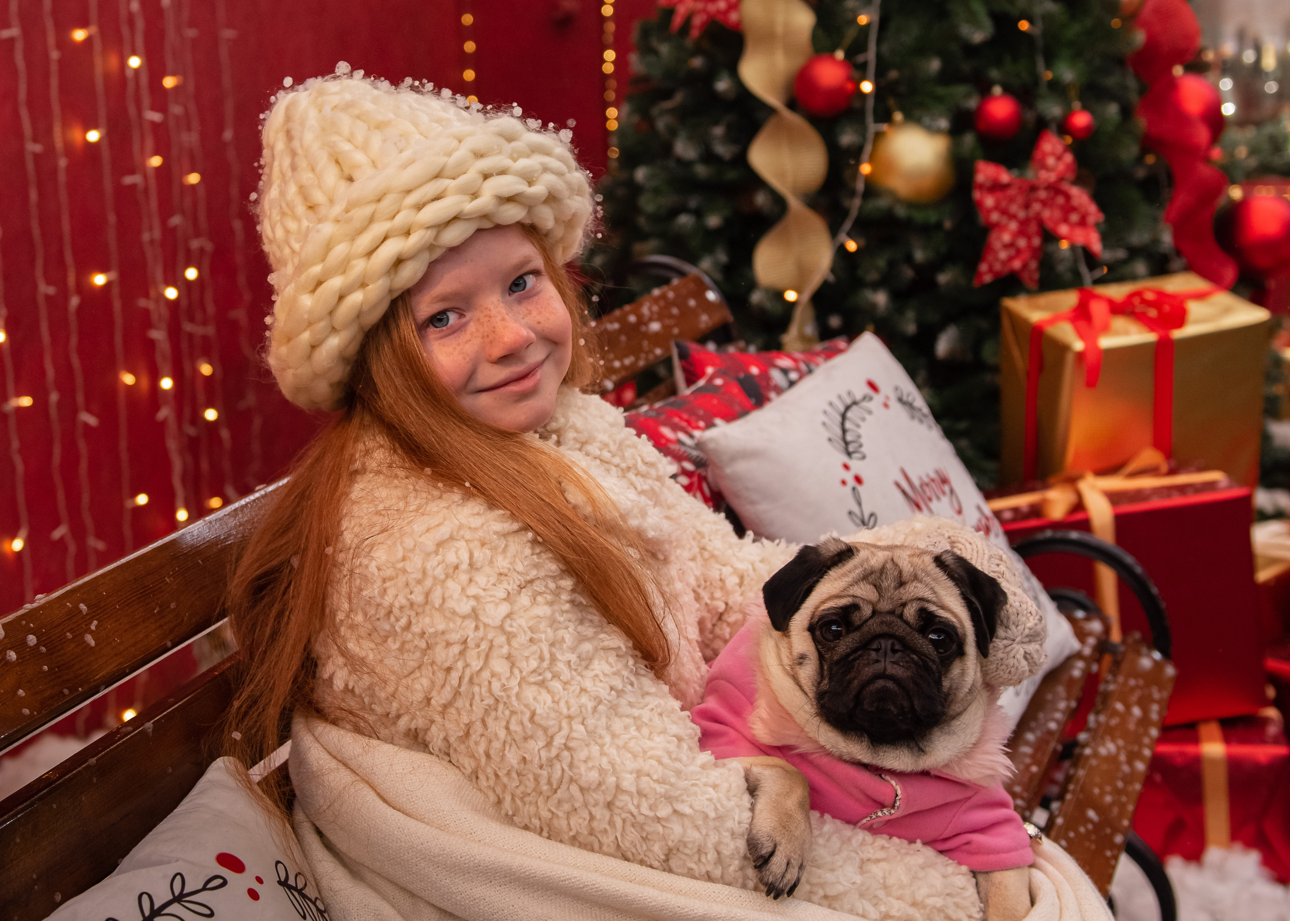Новогодняя фотосессия Златочки и мопса Васьки. Семейный и детский фотограф в Краснодарском крае Натали Фищенко