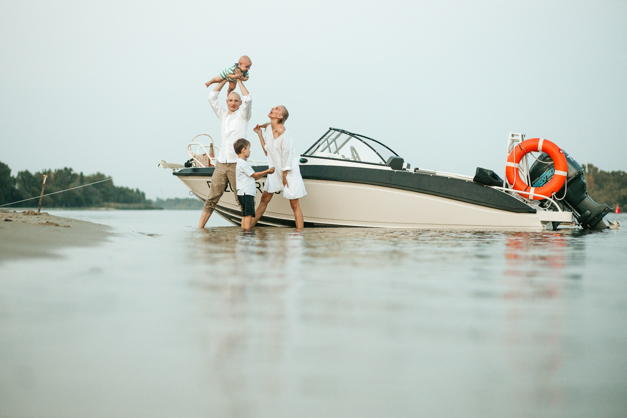 Семейная фотосессия династии Бегма: Съемка у катера на Дону. Семейный и свадебный фотограф Ростове-на-Дону