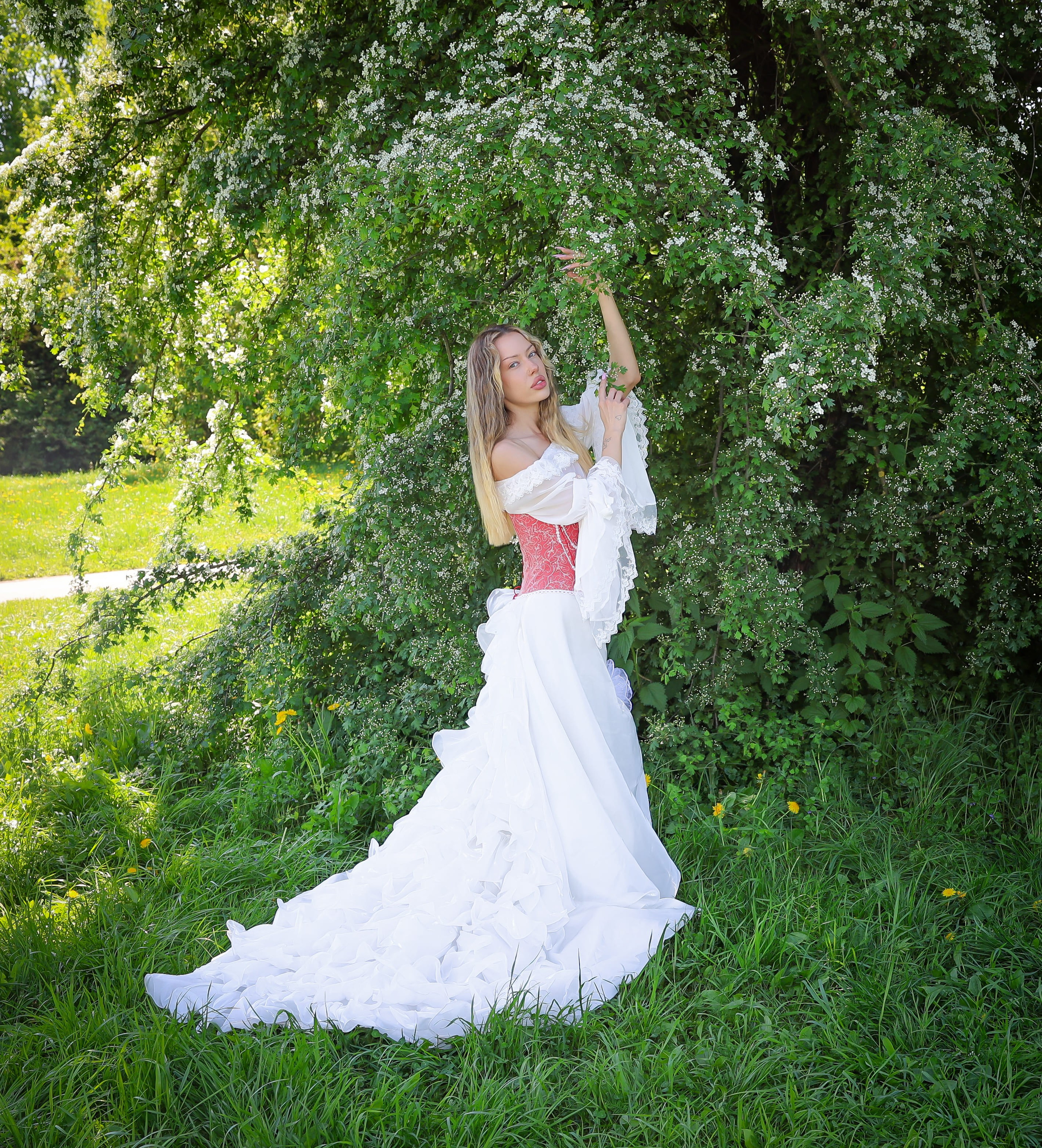 Женская фотосессия у цветущих деревьев, фотограф Карасёва Елена
