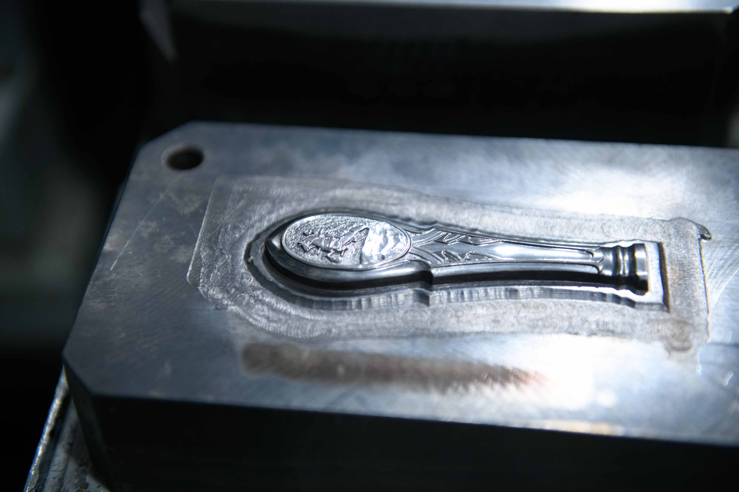 Русские Самоцветы: За кулисами легенды — Фотоальбом об искусстве и производстве