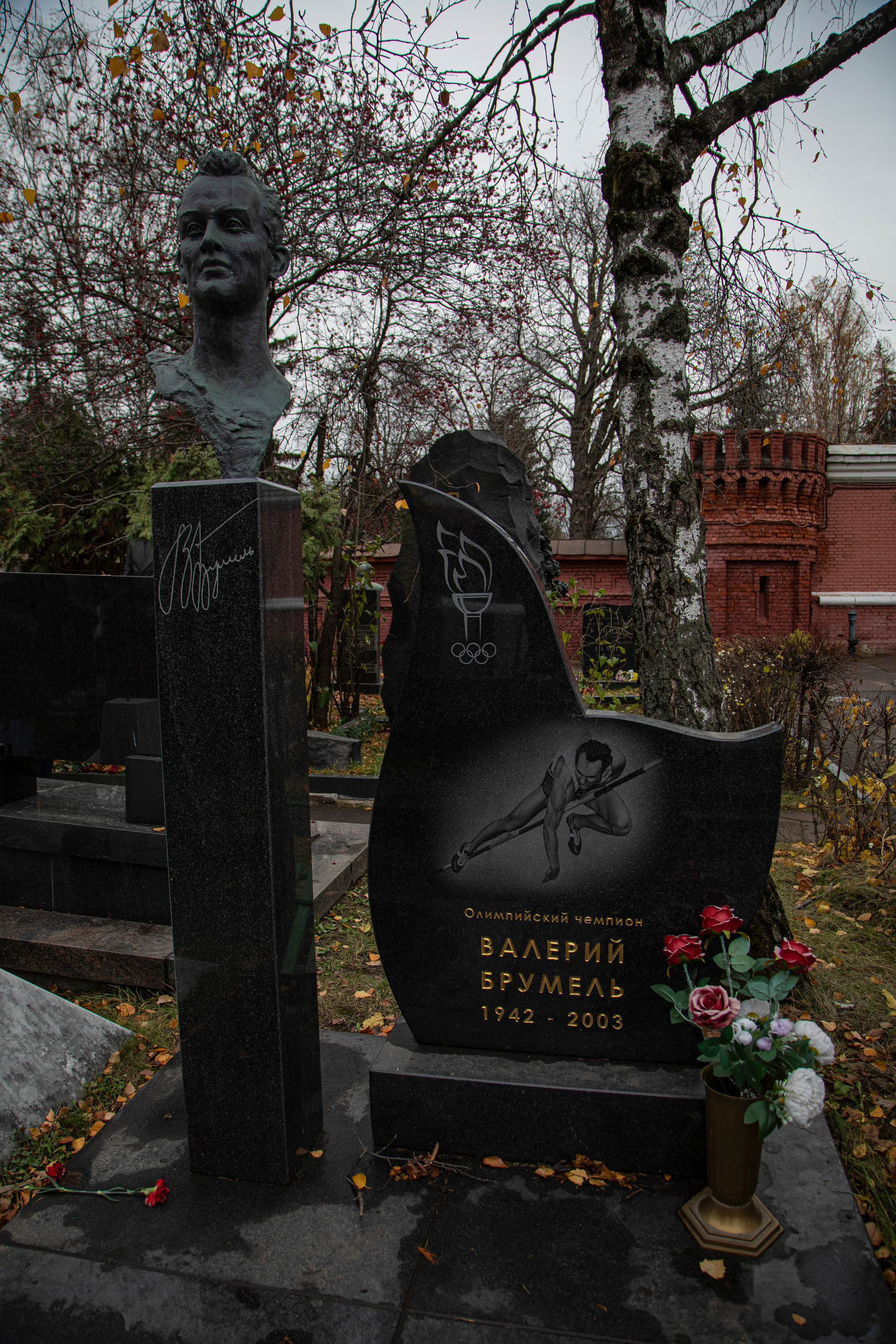 Осенняя прогулка по Новодевичьему кладбищу. Фотограф Сергей Ловкий