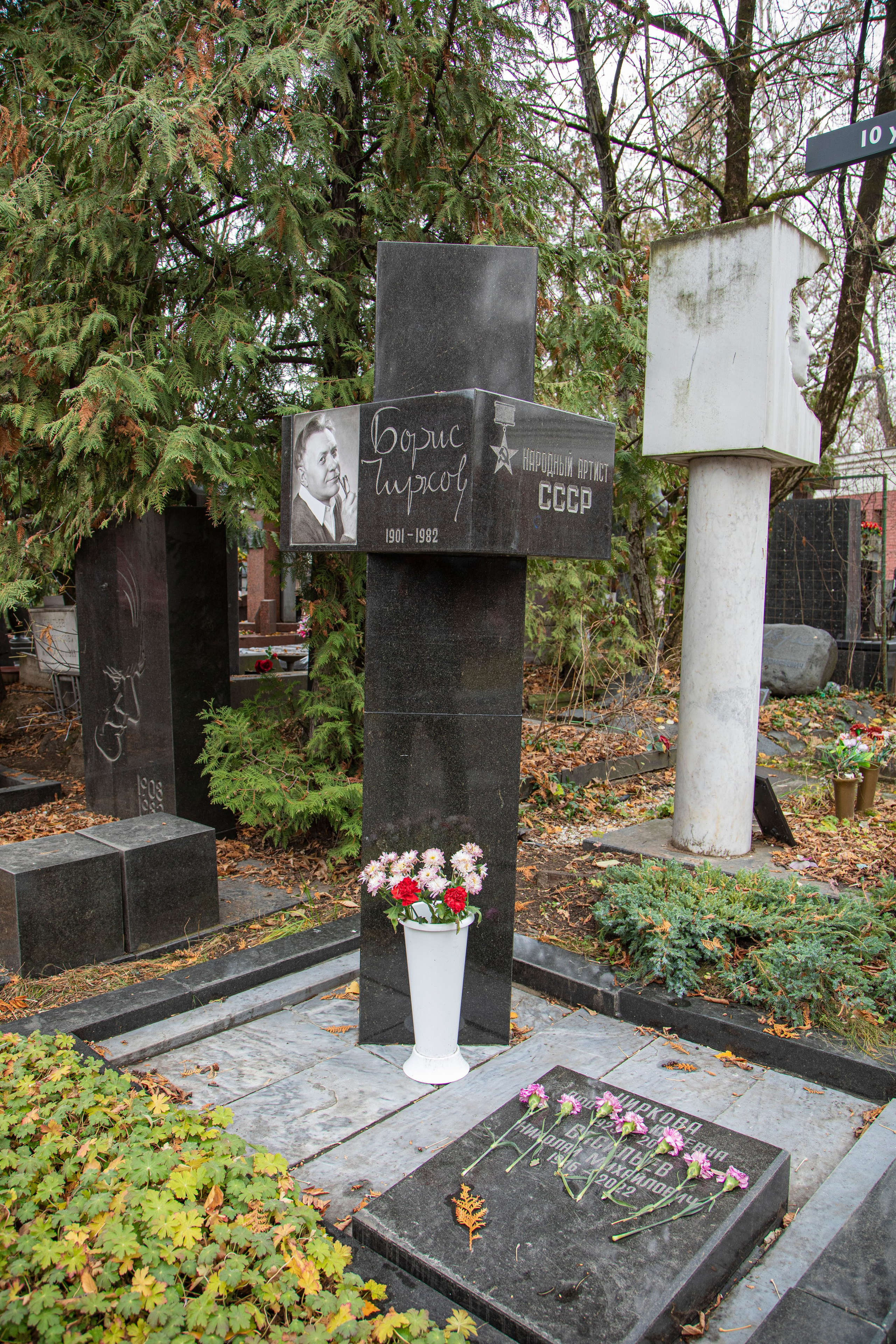 Осенняя прогулка по Новодевичьему кладбищу. Фотограф Сергей Ловкий