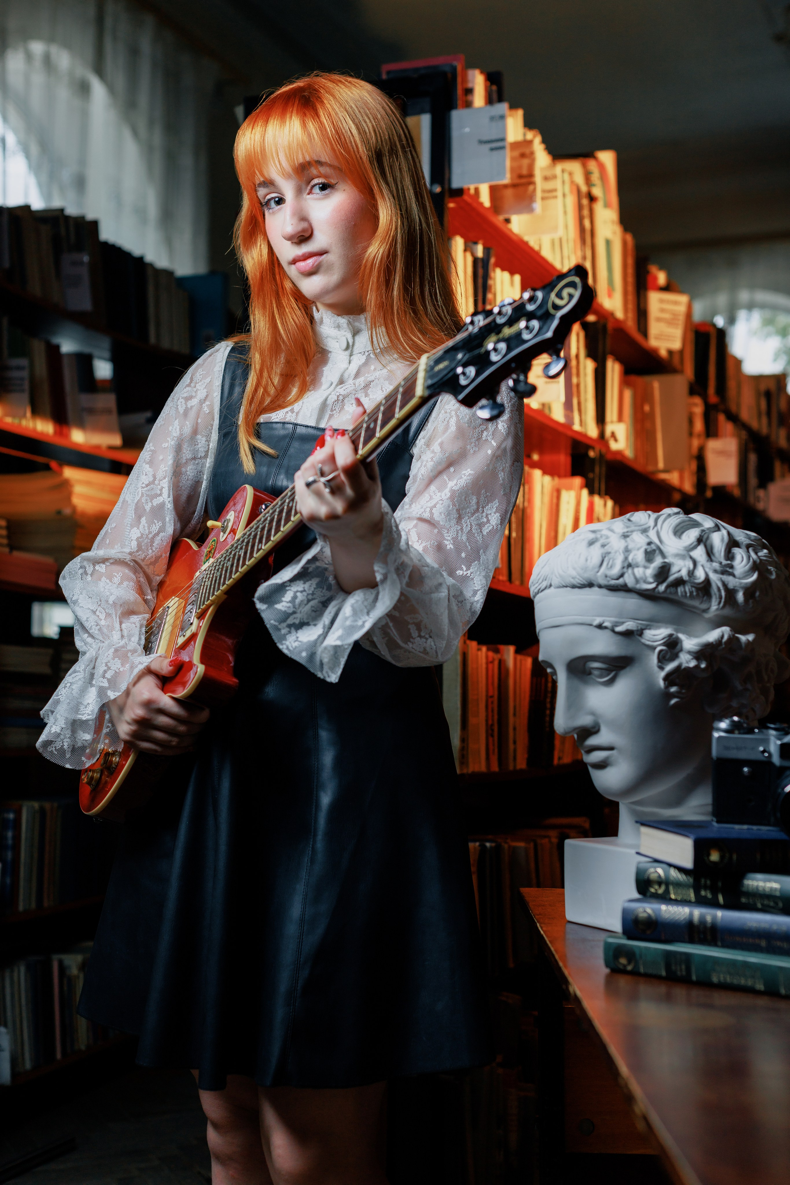 Портретная фотография девочки с гитарой в библиотечном интерьере для выпускного альбома. Выпускные альбомы Черкесск, Вырускные альбомы карачаевск, выпускные альбомы Георгиевск Выпускные альбомы Пятигорск, Выпускные альбомы Ставрополь, выпускные альбомы железноводск, Выпускные альбомы Кисловодск, Школьный фотограф Ставрополь, Школьный фотограф Черкесск, школьный фотограф Пятигорск, школьный фотограф Кисловодск