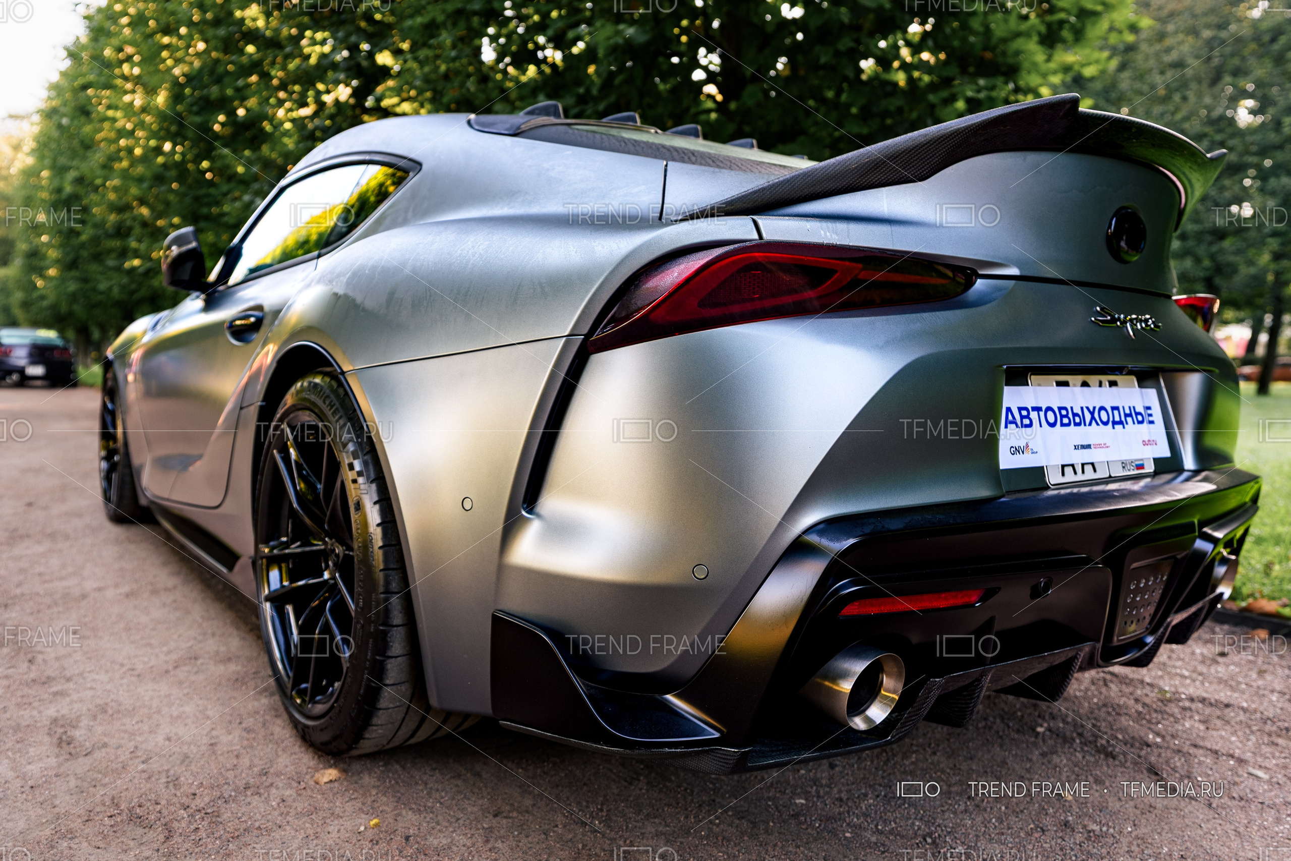 Toyota Supra A90 с карбоновым обвесом на выставке Автовыходные 2025 в Архангельском — спортивное купе, фото TrendFrame