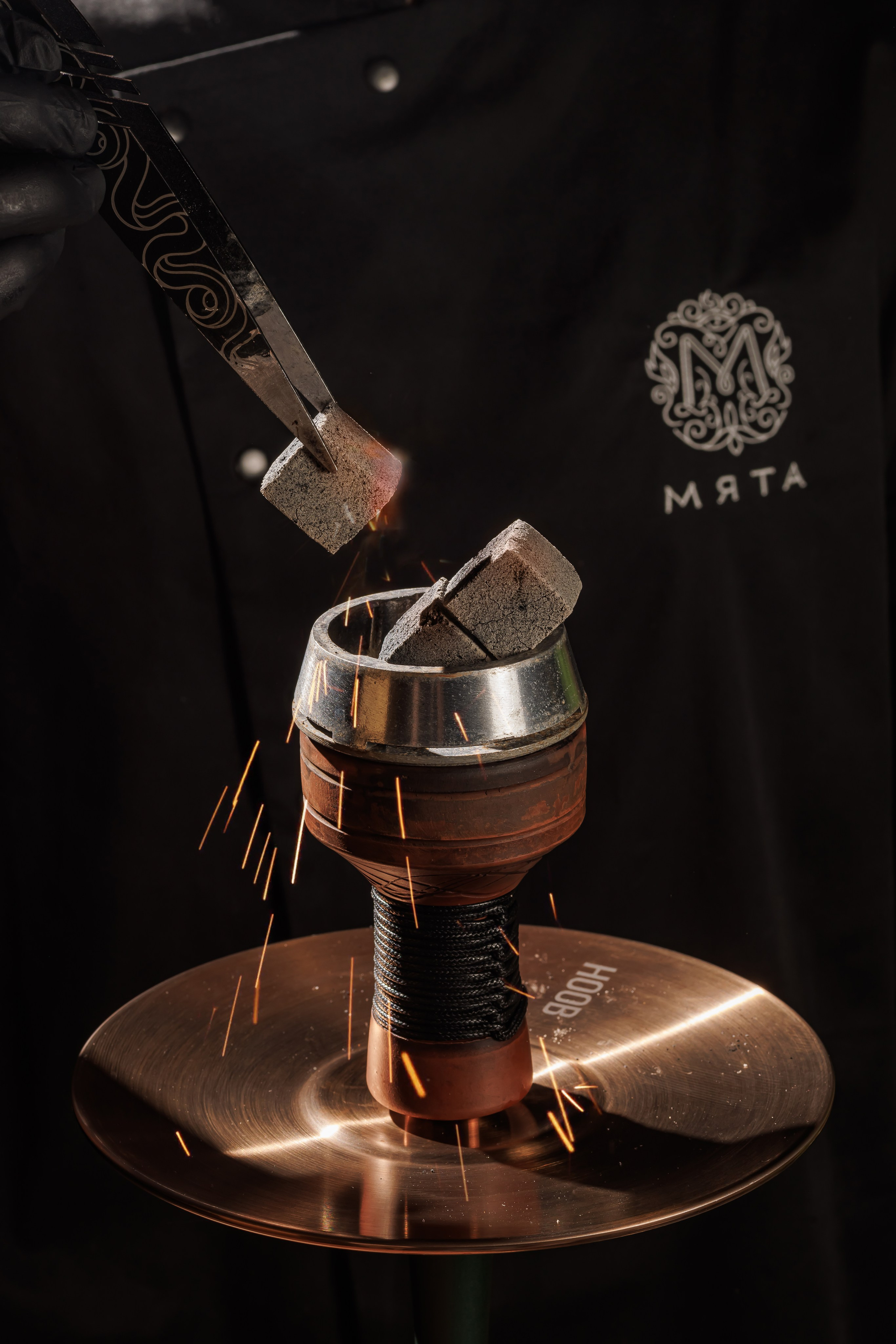 Процесс приготовления кальяна кальянным мастером