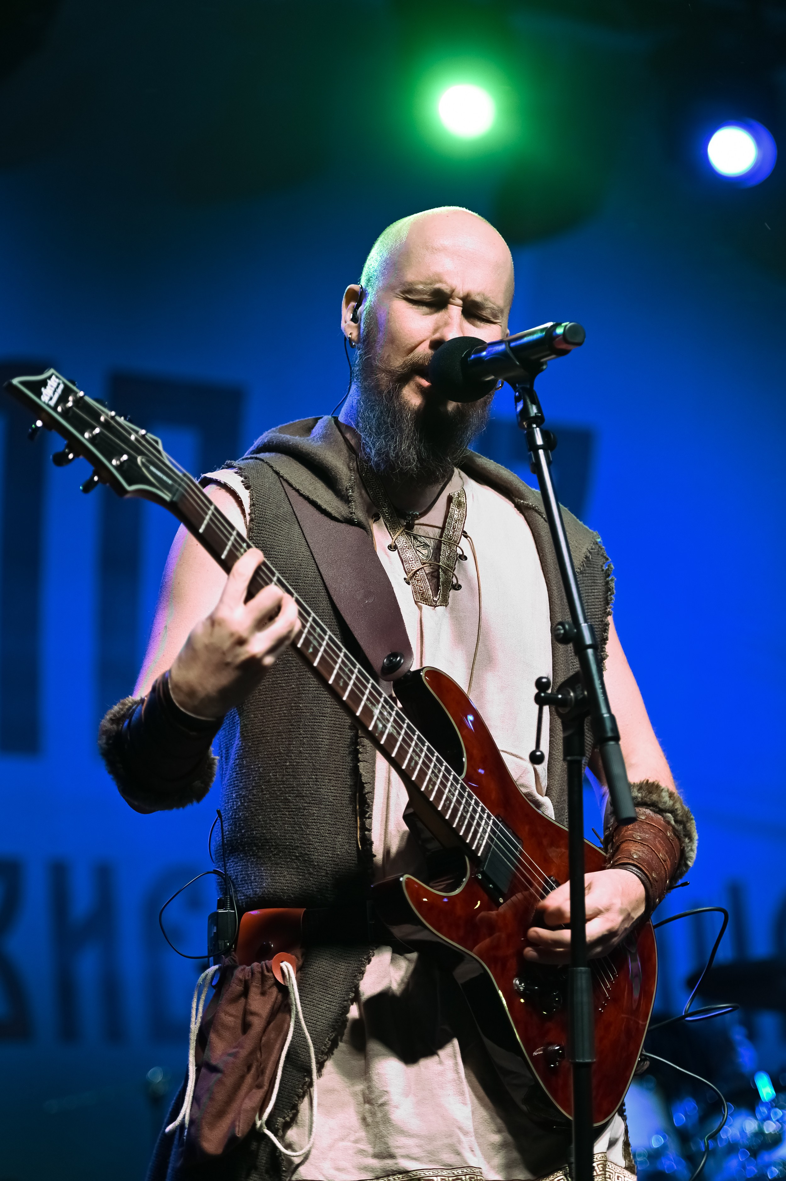 Артисты на сцене под открытым небом во время фестиваля Болгар — живой момент в кадре