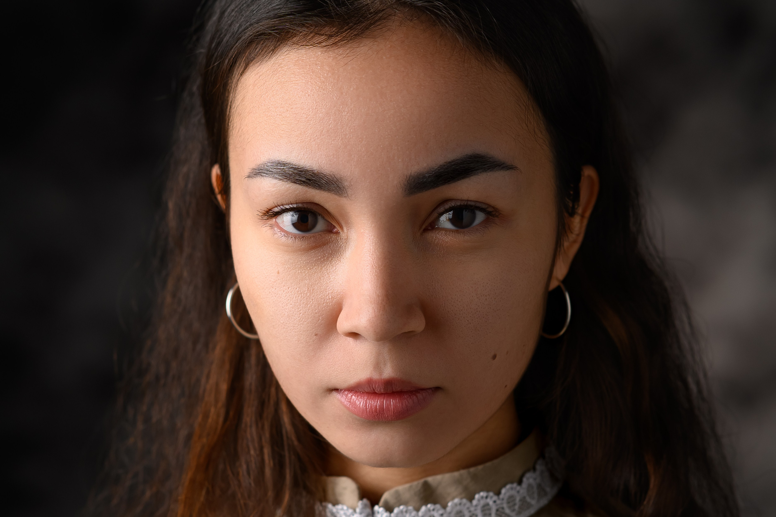 Крупный план, файн-арт портрет девушки на темном фоне в студии Казань, Алексей Клейменов
