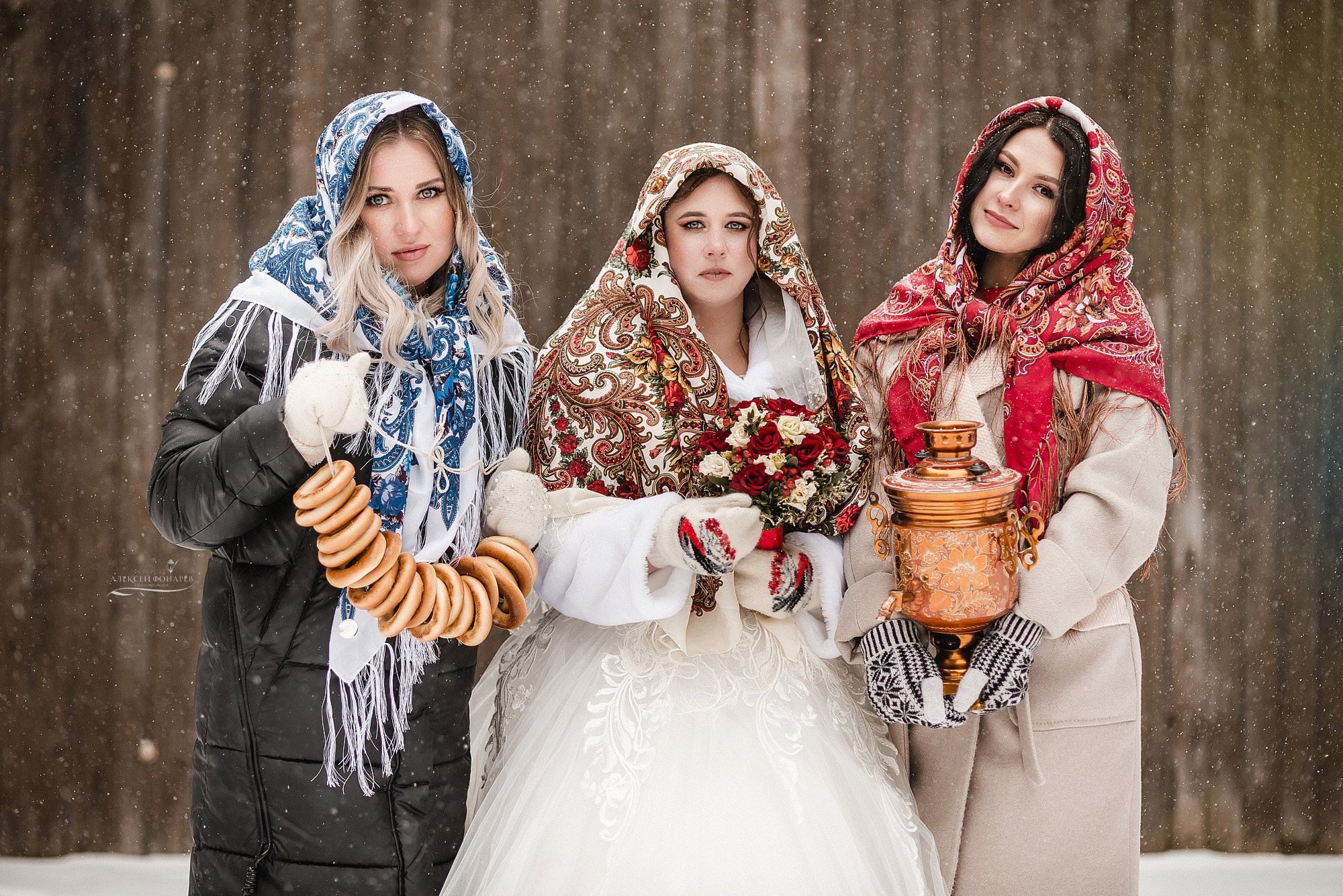 Невеста с подругами в русских платках