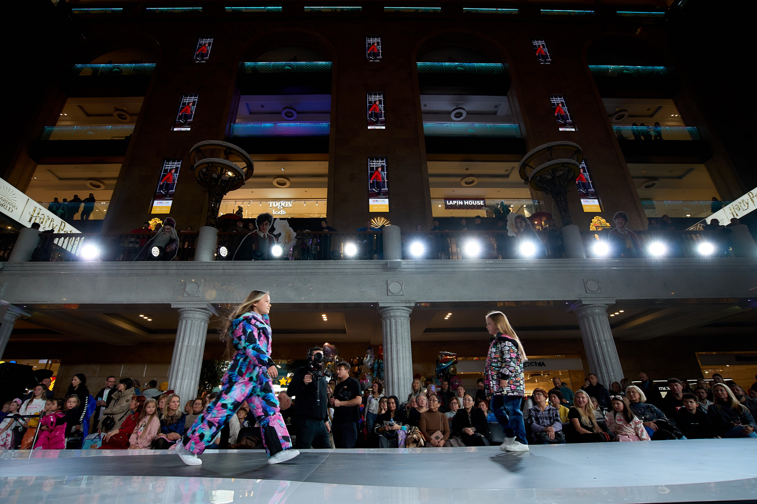 Подиум с моделями на Fashion показе. Событийный фотограф на Fashion мероприятии.
