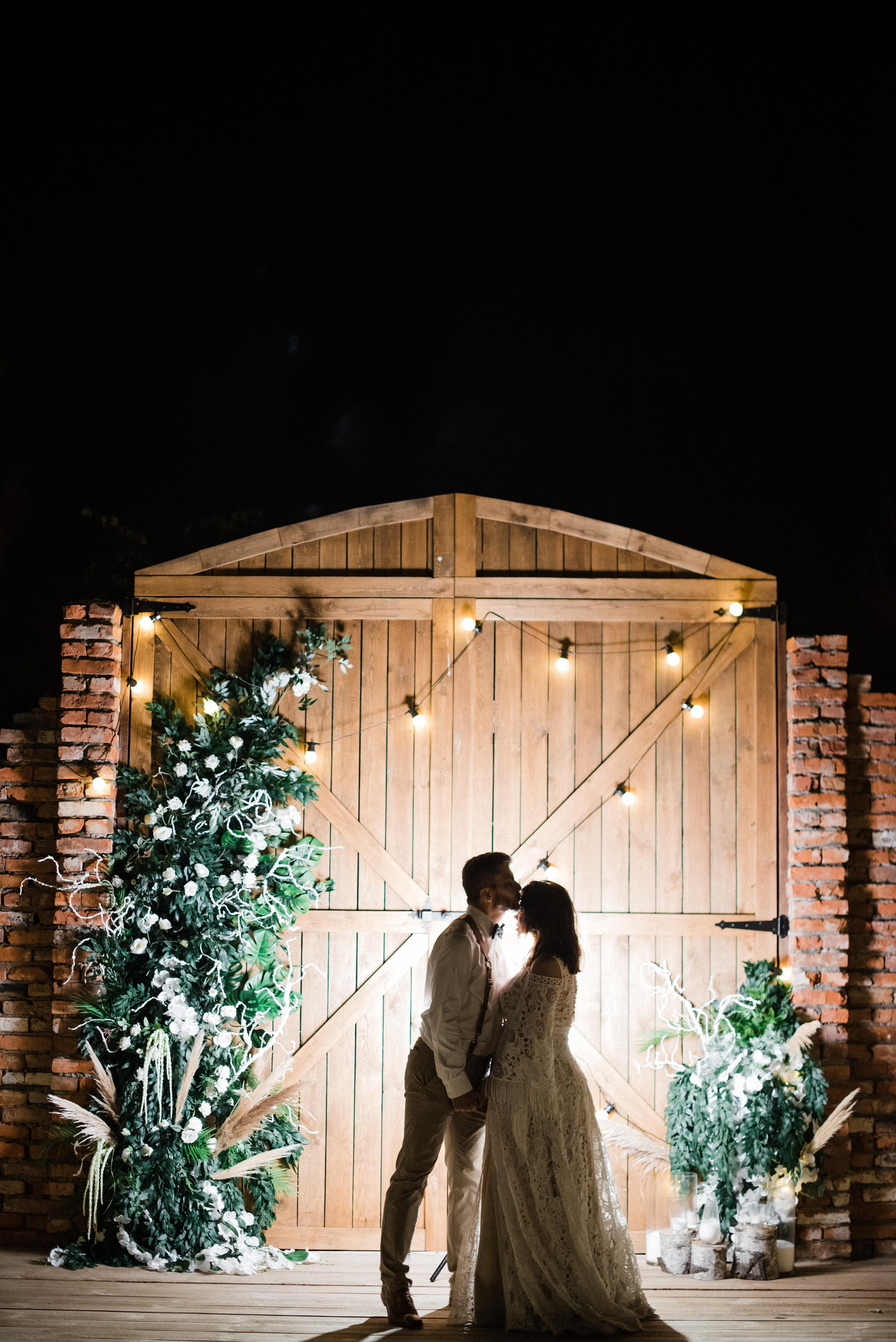 Амбарные ворота. Локация для церемонии и фотосессии. Свадебная площадка РАНЧО