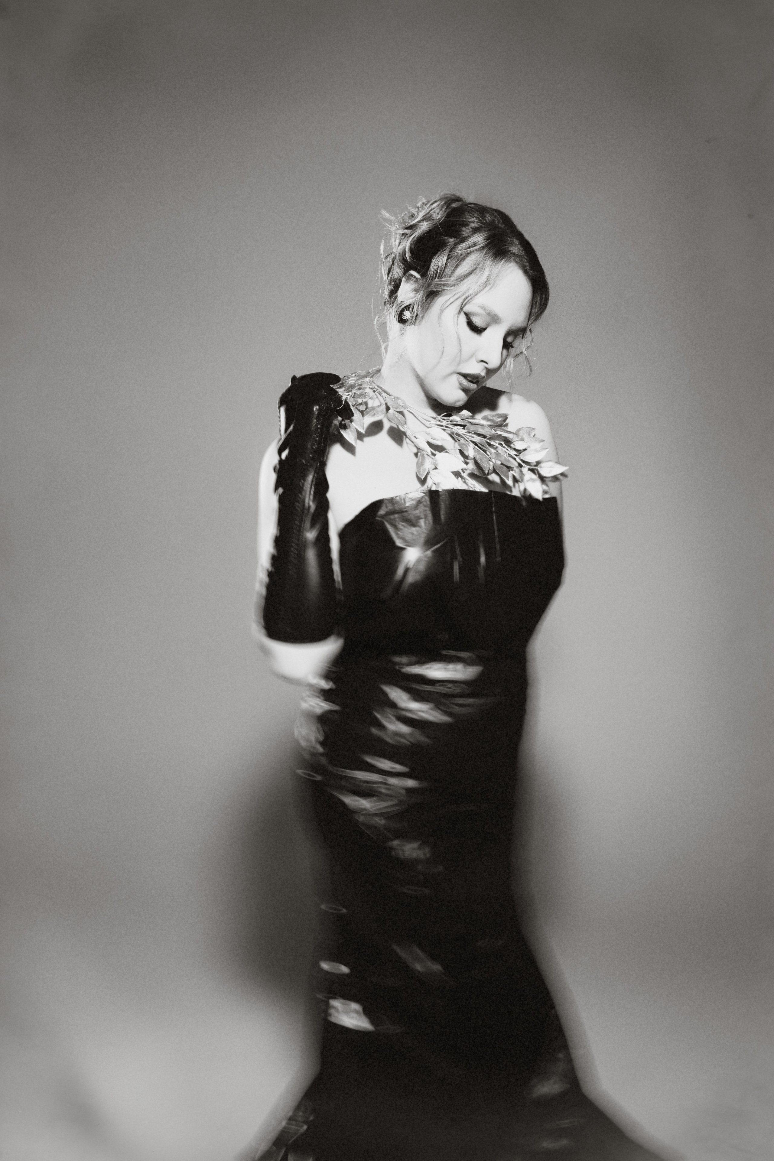 Креативный образ для фотосессии: платье из мусорных пакетов, перчатки и шарф в авангардном стиле.