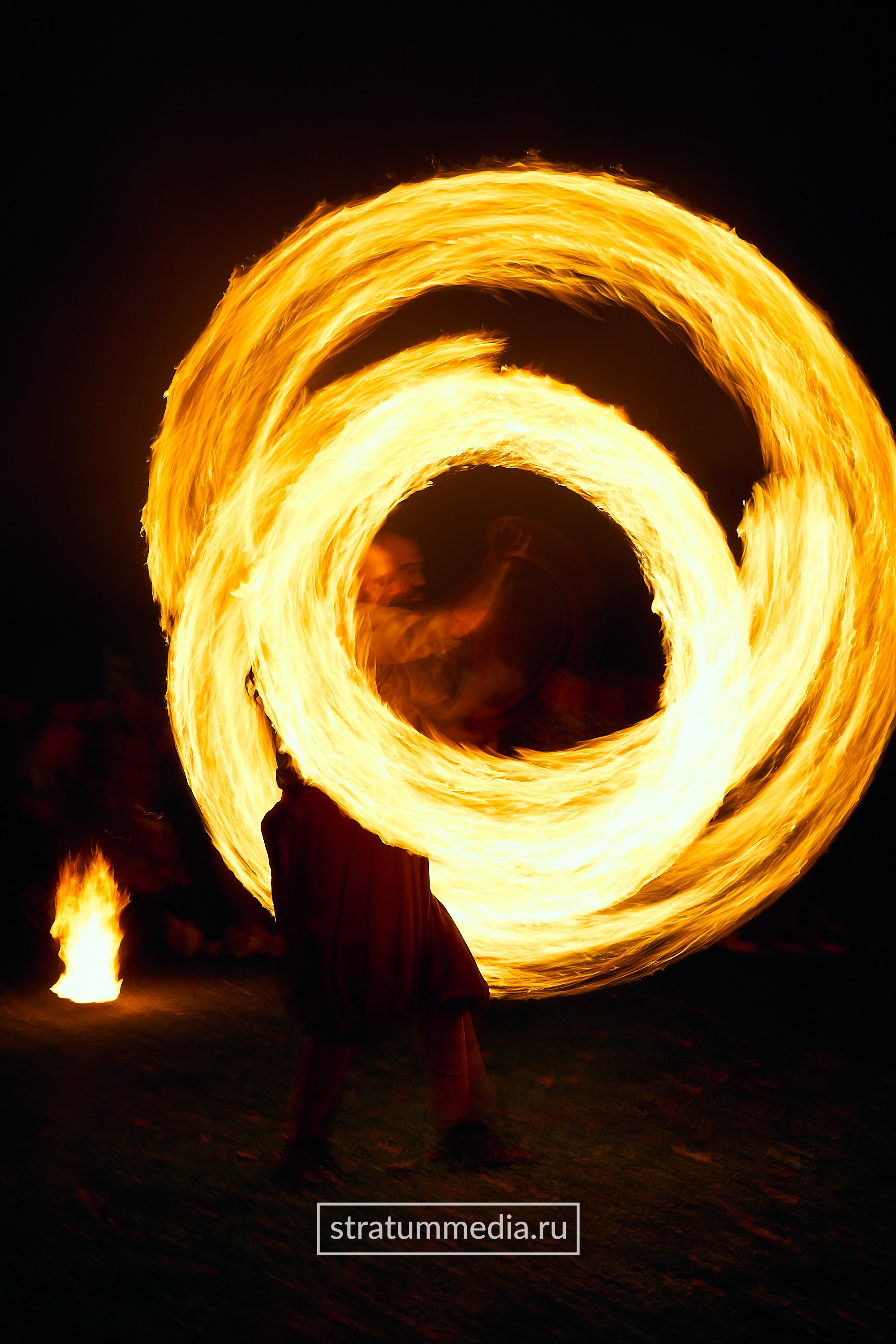 Fire Show at Park. Stratum Media — Фото-Видео Съемки