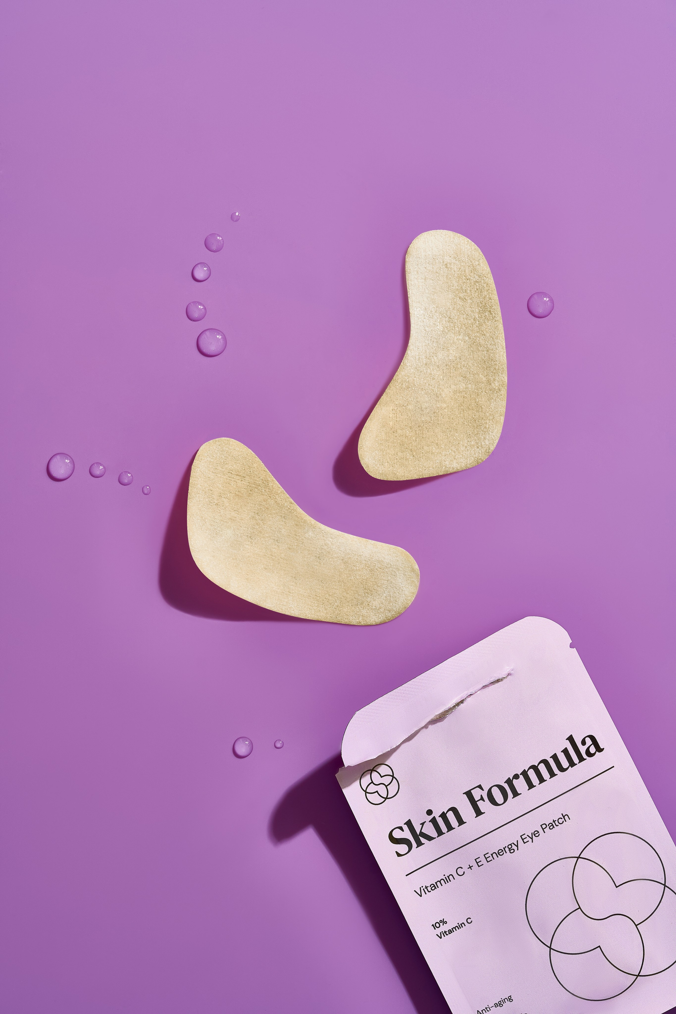 Патчи для глаз на фиолетовом фоне