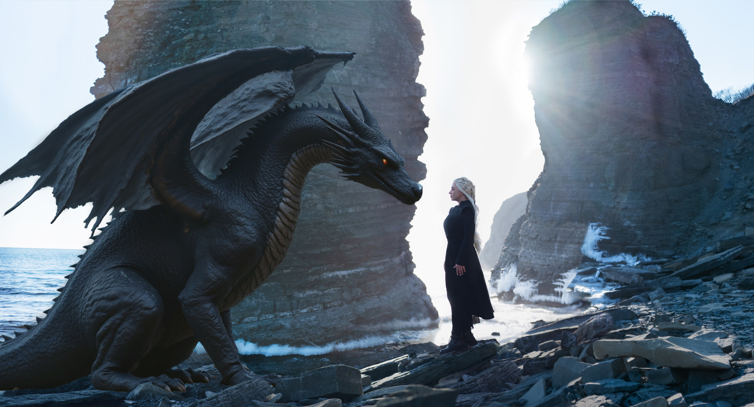 Сказочные фотосессии во Владивосток, сказочный фотограф Владивосток. Дейнерис Таргариен на берегу моря смотрит на огромного дракона