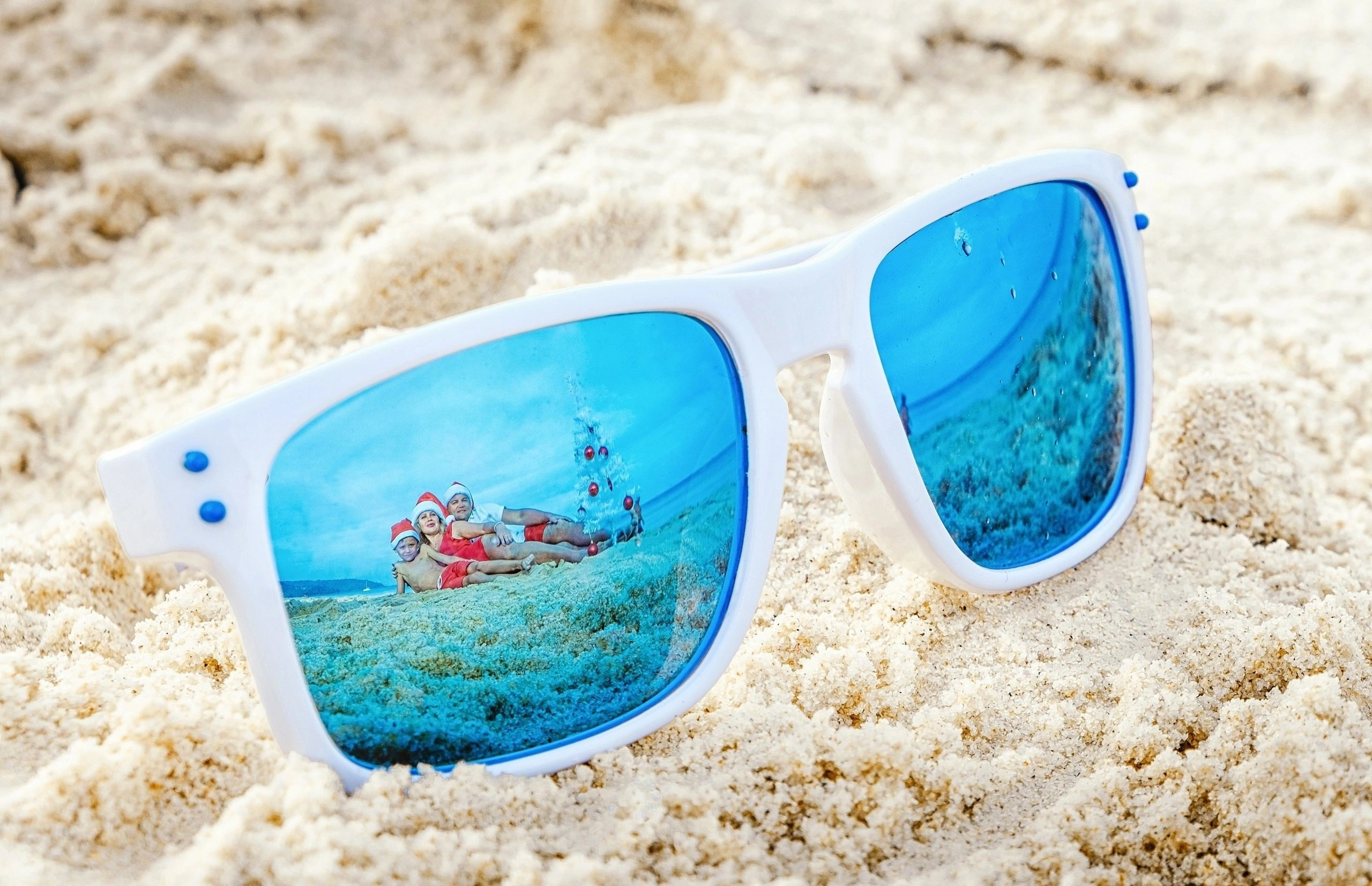 Новогодняя фотосессия на Пхукете фотограф в тайланде на пляже красивое место идея образ девушка в купальнике примеры фото позы для фотосессии Патонг пляж Карон Найхарн Ката Майкао пальма экскурсия Заказать фотосессию цена стоимость