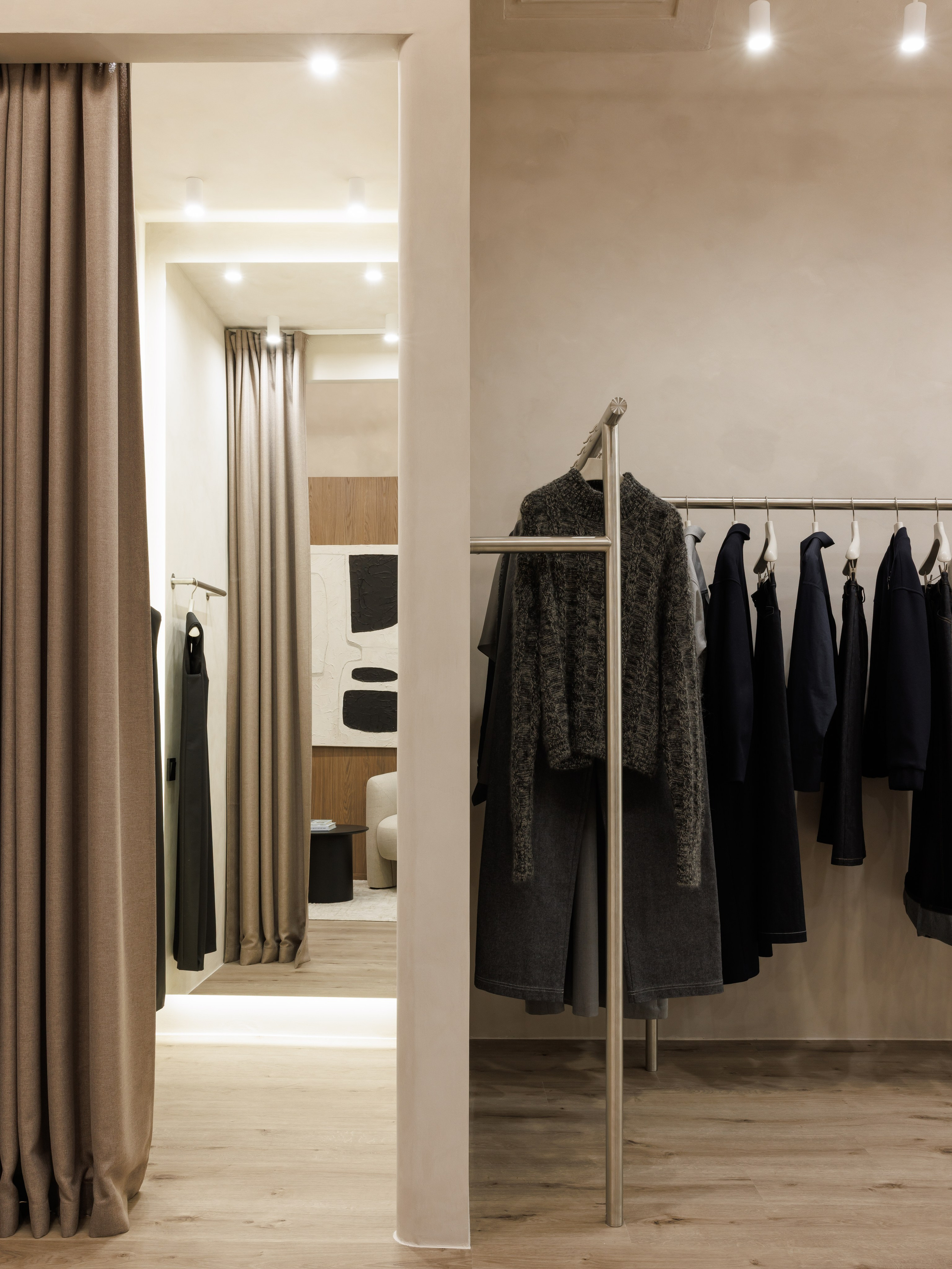 Зона примерки бутика Landscape — шторы, латунные детали, мягкое освещение, интерьерный дизайн от ksudsgn