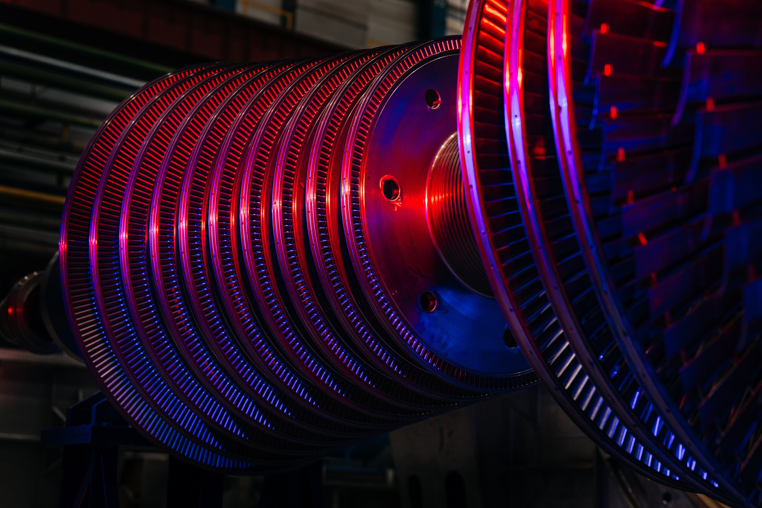 Яркая промышленная съёмка на стыке реальности и визуальных трендов