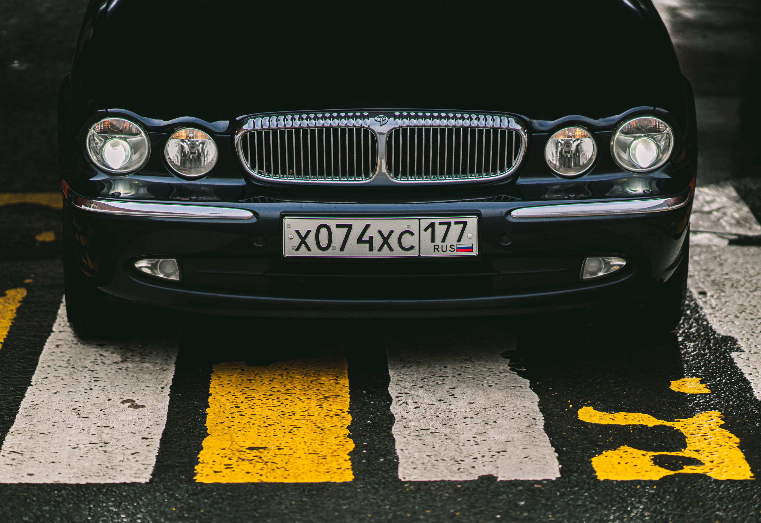 Фотосъемка автомобиля в Парке Горького весной в Москве. Жуков Илья свадебный фотограф в Москве