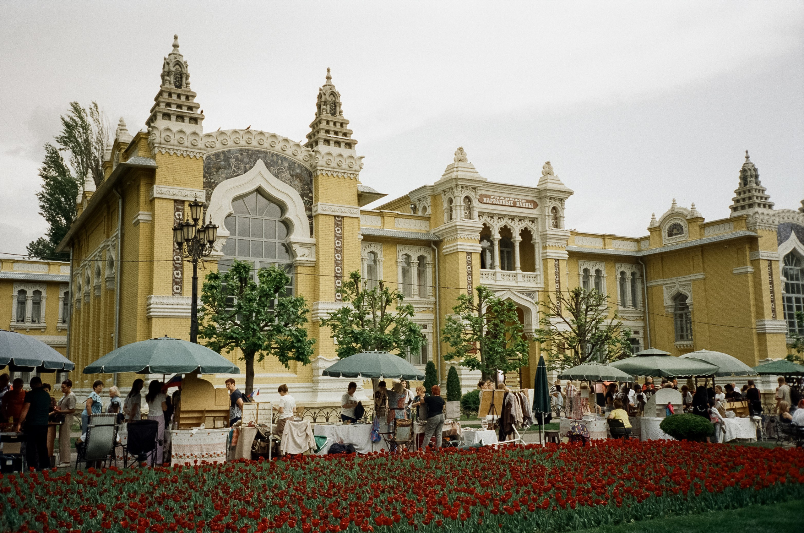 Прогулка по Курортному проспекту и Чебурашка. Кисловодск. Фотограф-документалист Мария Осокина