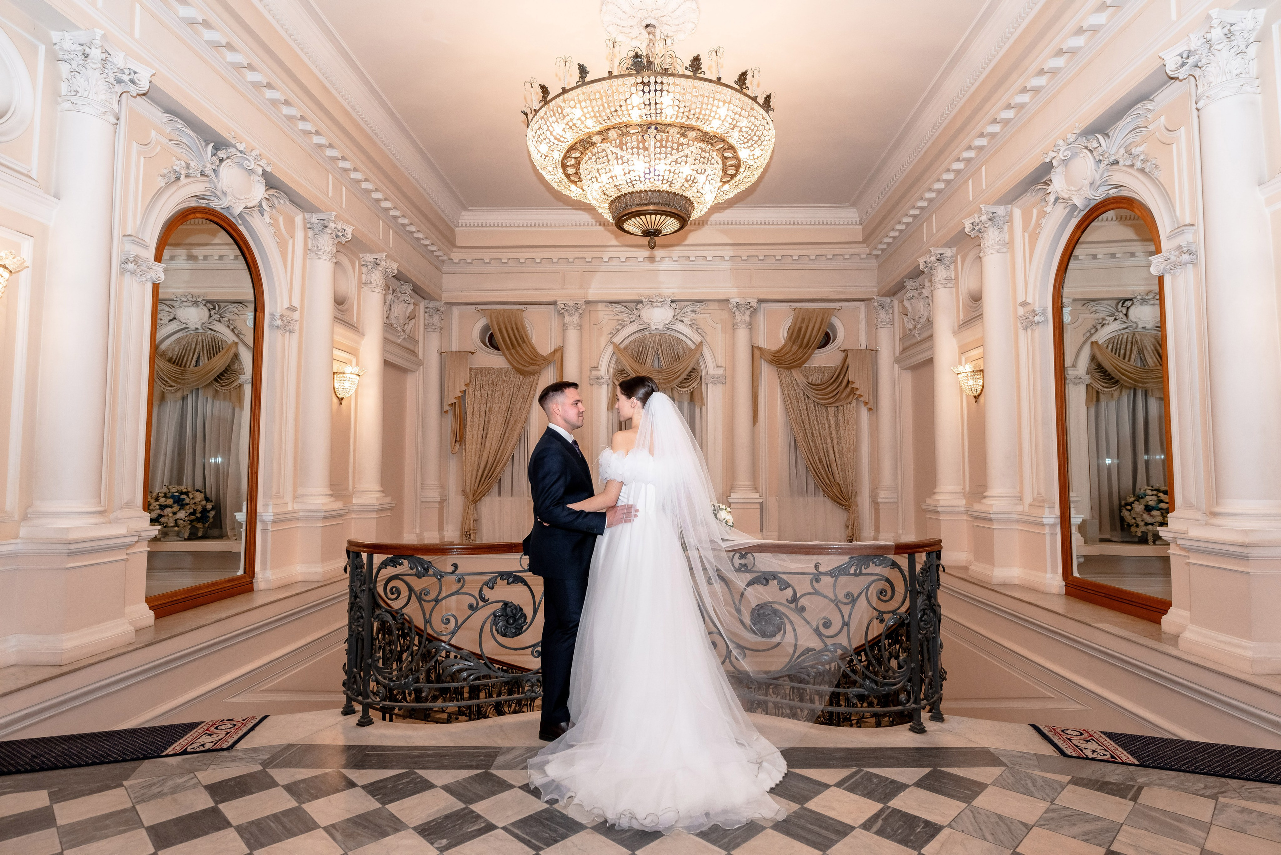 Осенняя великолепная свадебная прогулка жениха и невесты в октябре в Санкт-Петербурге в Михайловском парке и у Атлантов на Миллионной улице. Портретный, семейный и свадебный фотограф в Санкт-Петербурге и в Пушкине Ширяев Денис