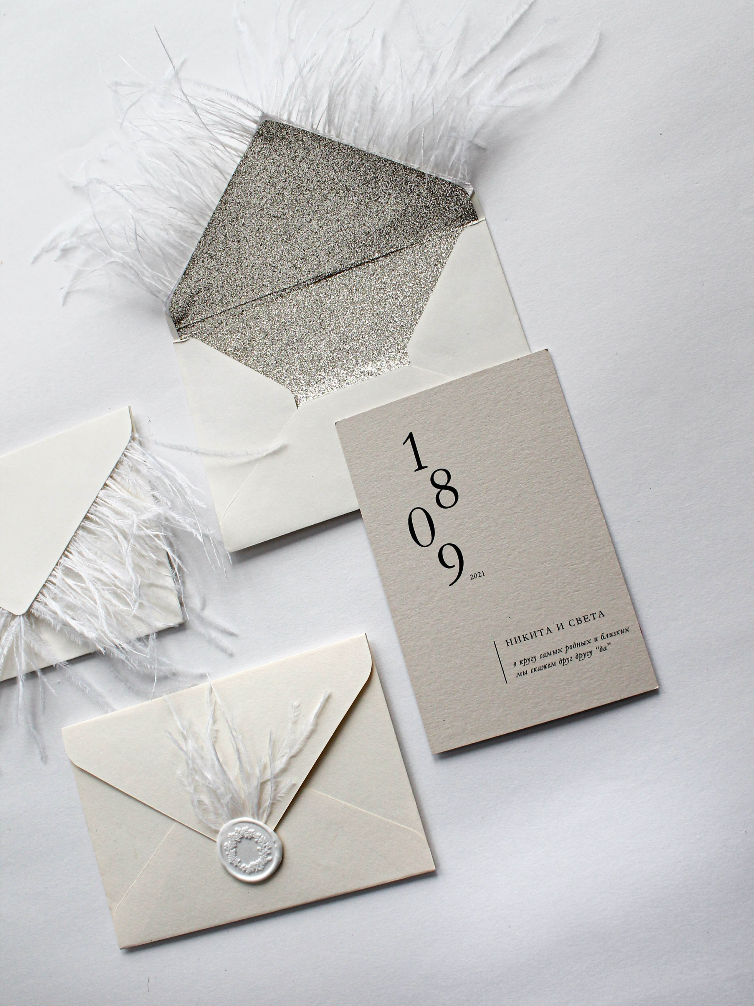 С перьями страуса, от 280 руб. Дизайнер полиграфии в Санкт-Петербурге. Заказать свадебные приглашения, подарочные сертификаты, полиграфию для бизнеса, шелковые ленты