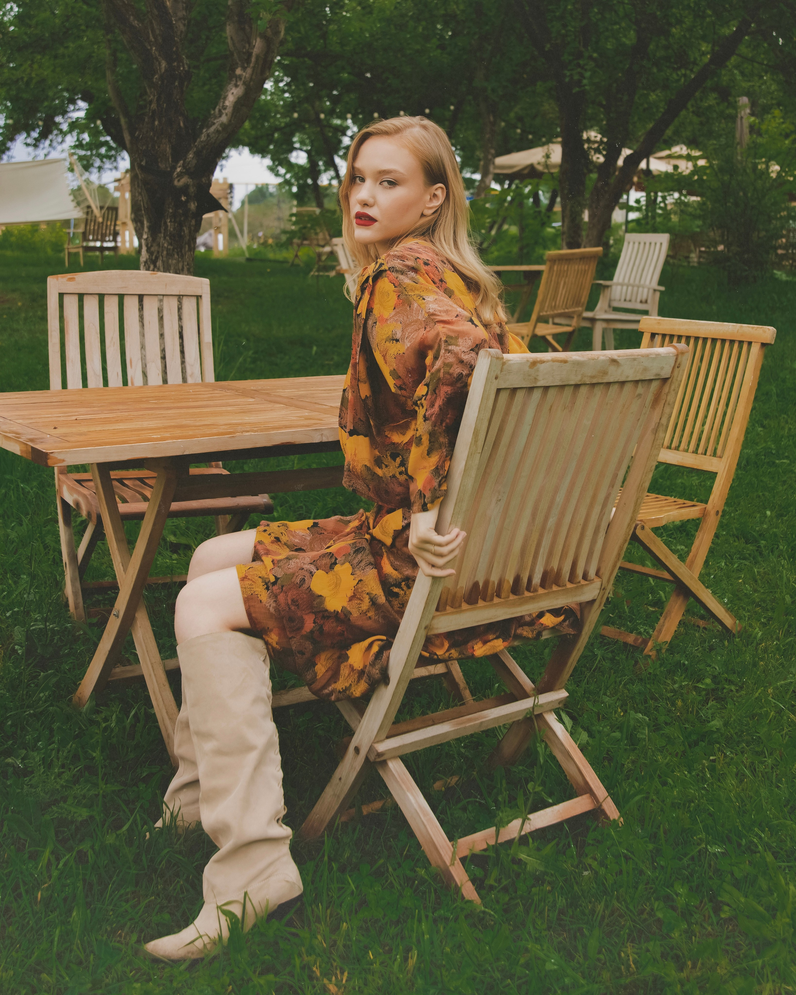 Près de l'arbre. Fashion, portrait, personal photographer. Almaty, KZ