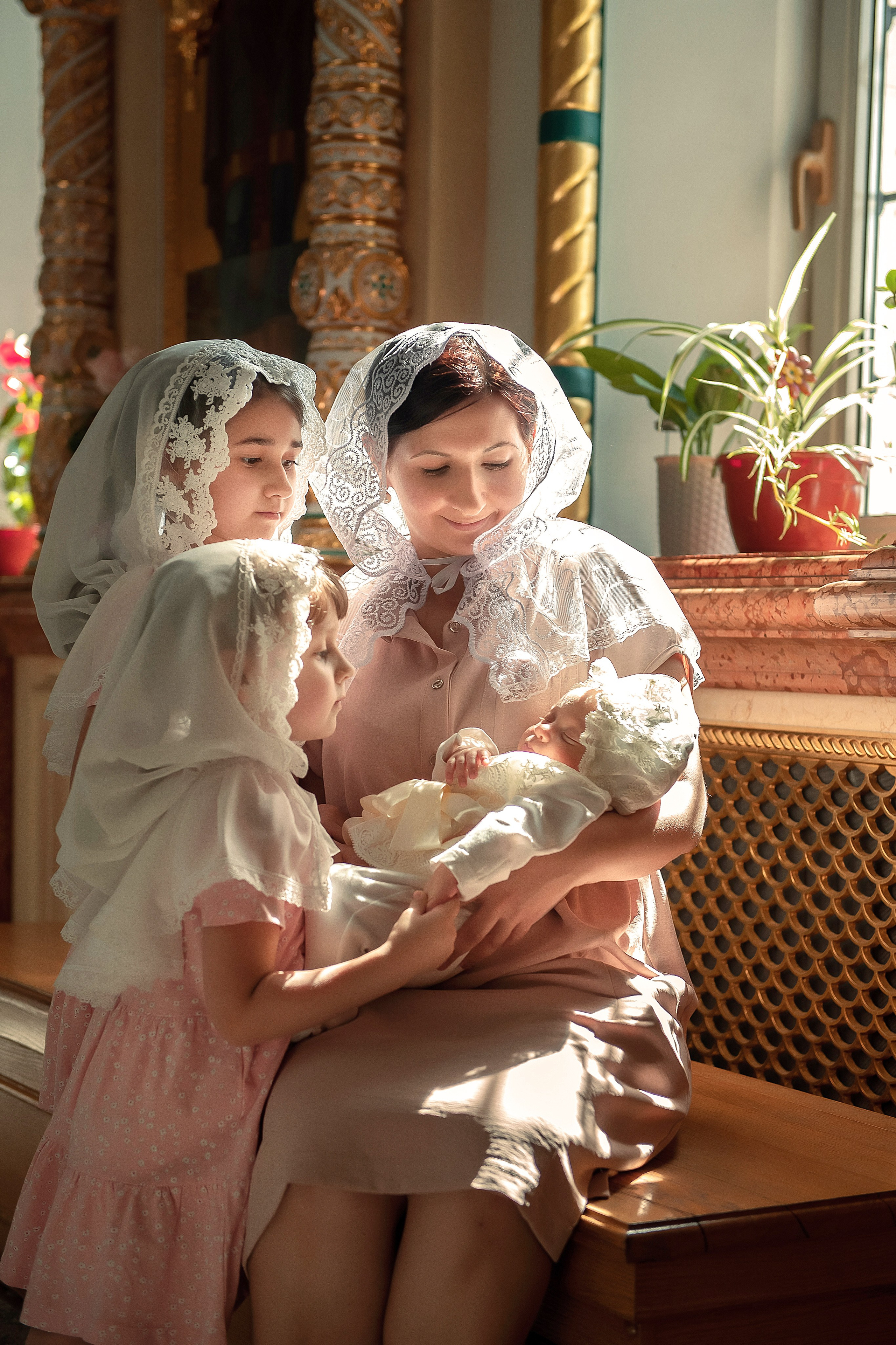 Фотосъемка крещения в храме, крещение в храме Игоря Черниговского в Переделкино