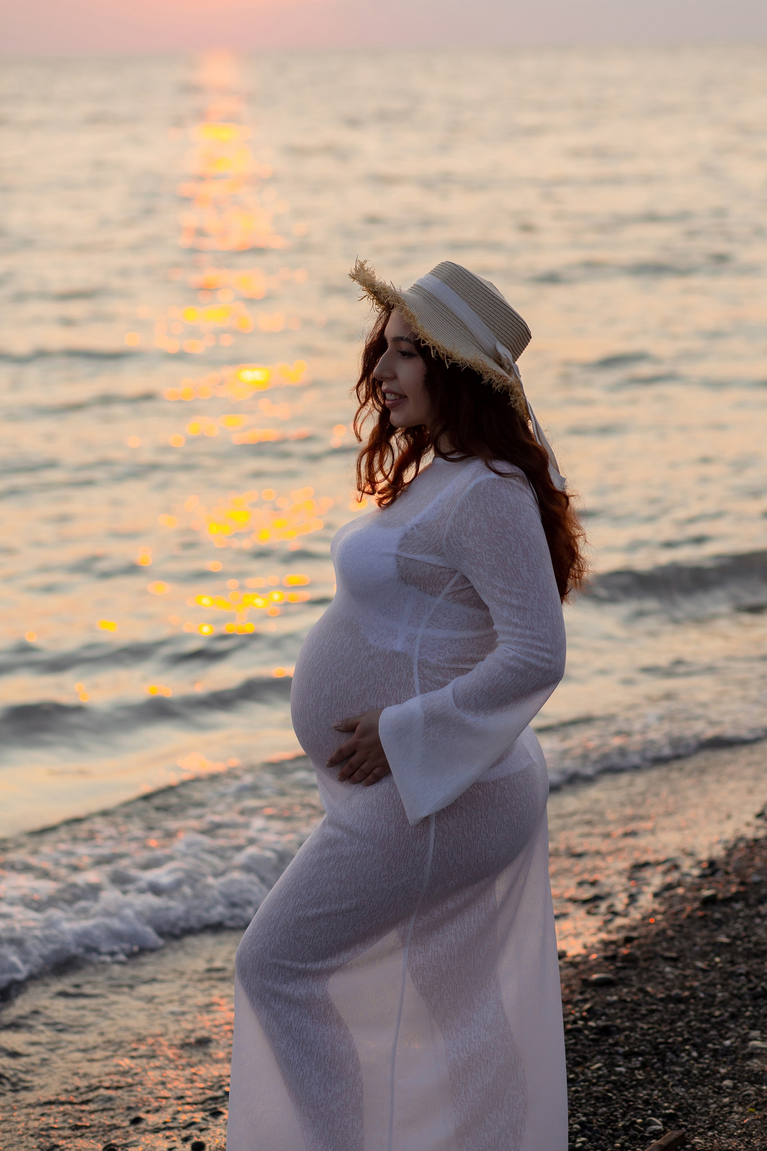 Девушка на фоне моря, пляж МандаринЭ