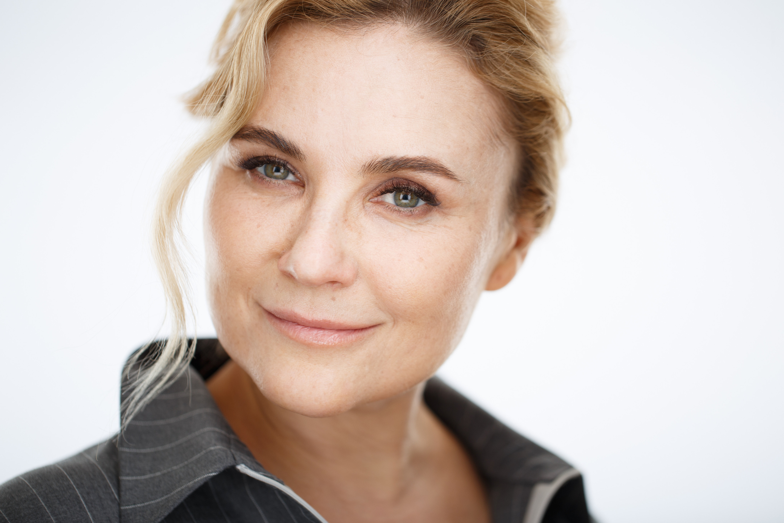 Бизнес-хедшот женщины на белом фоне.