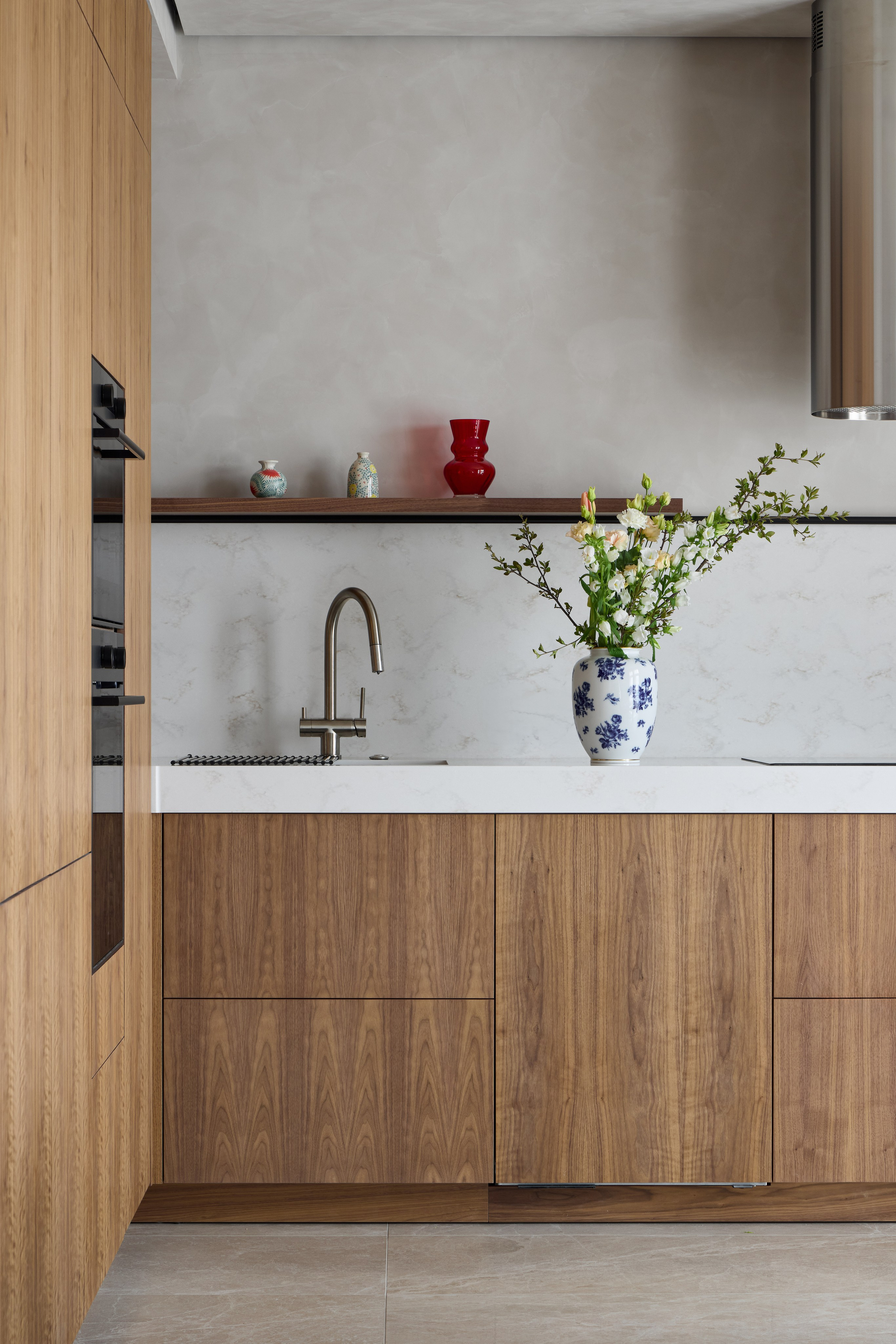 Минималистичный интерьер кухни-гостиной в проекте ЖК «Балконский» — натуральные материалы, шпон и камень. Автор: интерьерный дизайнер Ксения Новикова (ksudsgn), Санкт-Петербург.