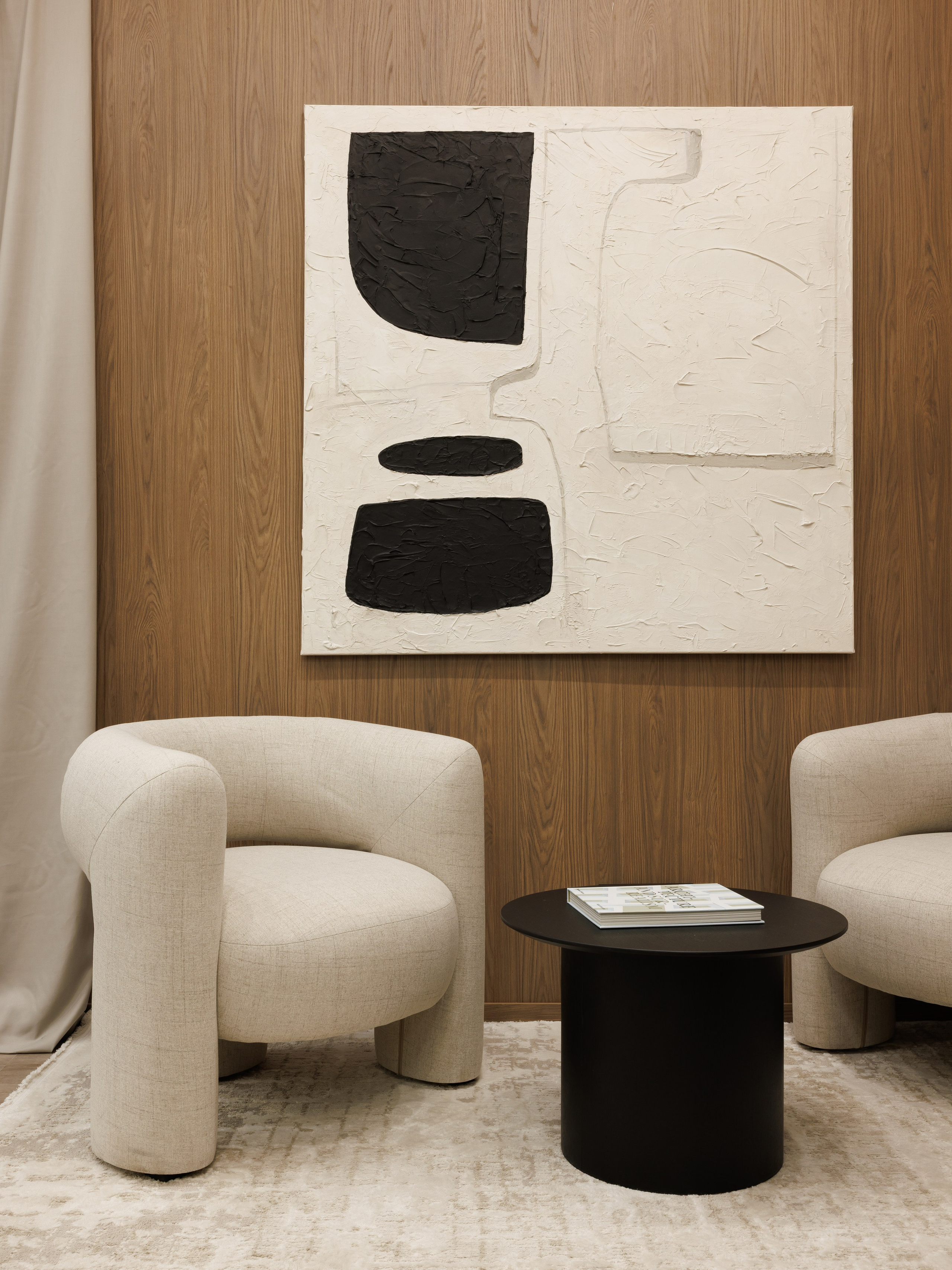 Авторская мебель на заказ в интерьере бутика — сочетание северной эстетики и современной модульной структуры