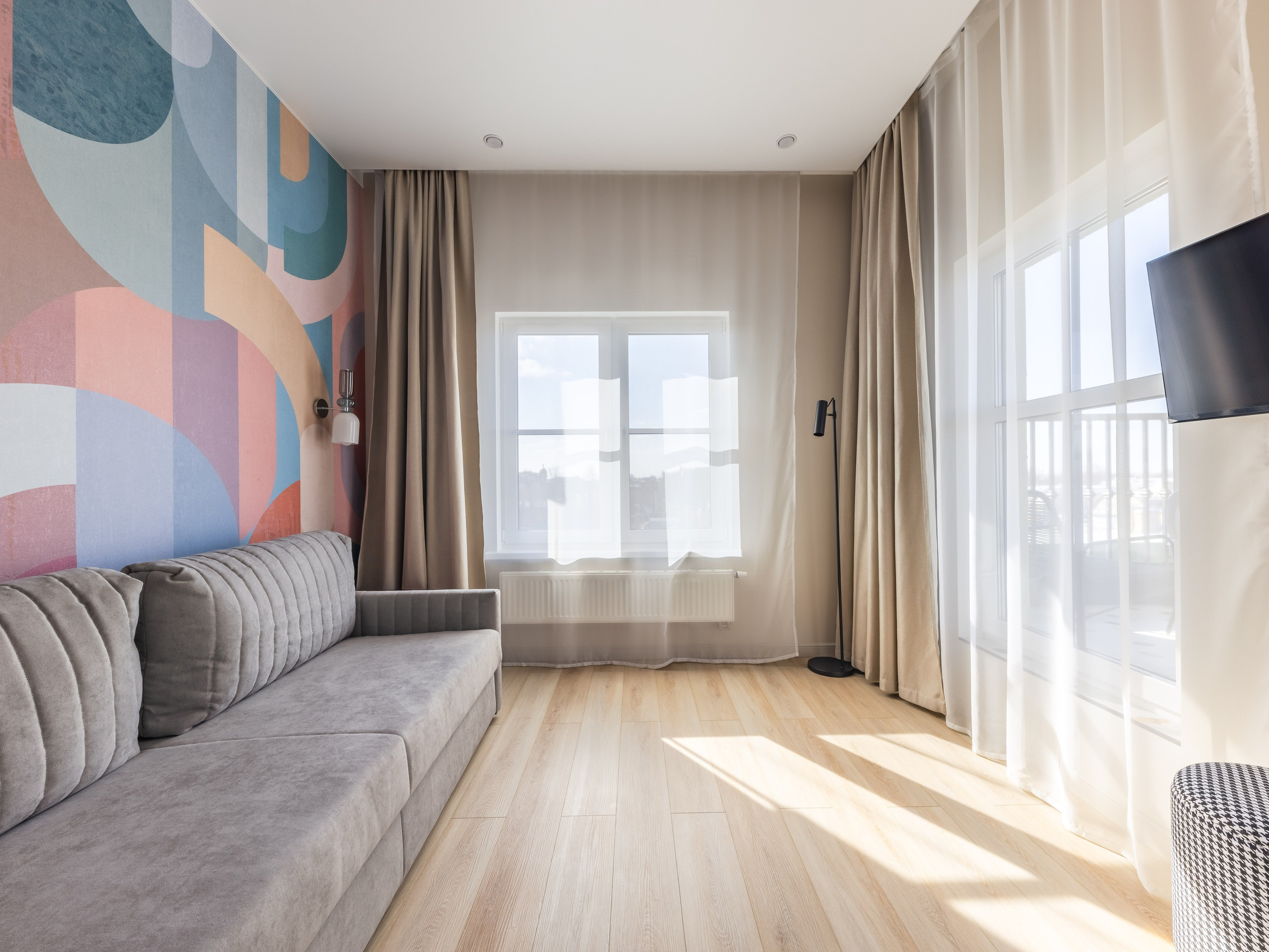 Гостиная в арендуемой квартире ЖК Наследие Ксения Новикова интерьерный дизайнер ksudsgn Санкт-Петербург сочная палитра яркая фреска