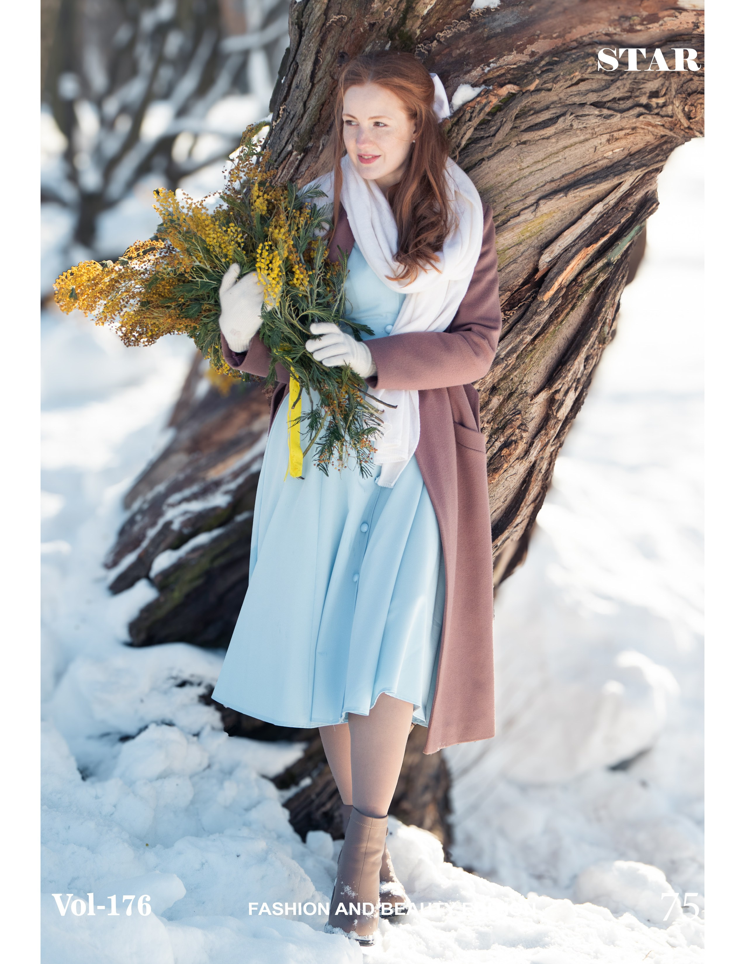 Женщина у заснеженного дерева с букетом мимозы, смотрит вниз.