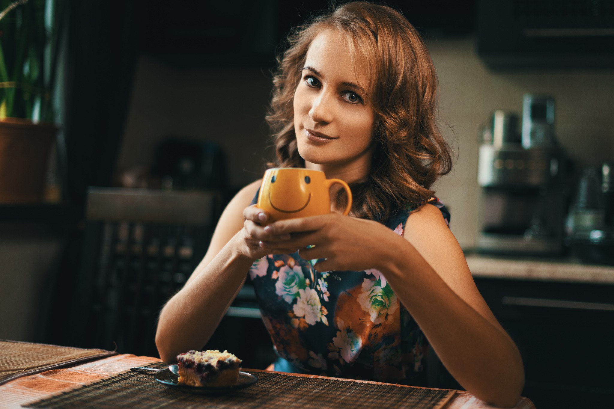 Портрет девушки с чашкой чая
