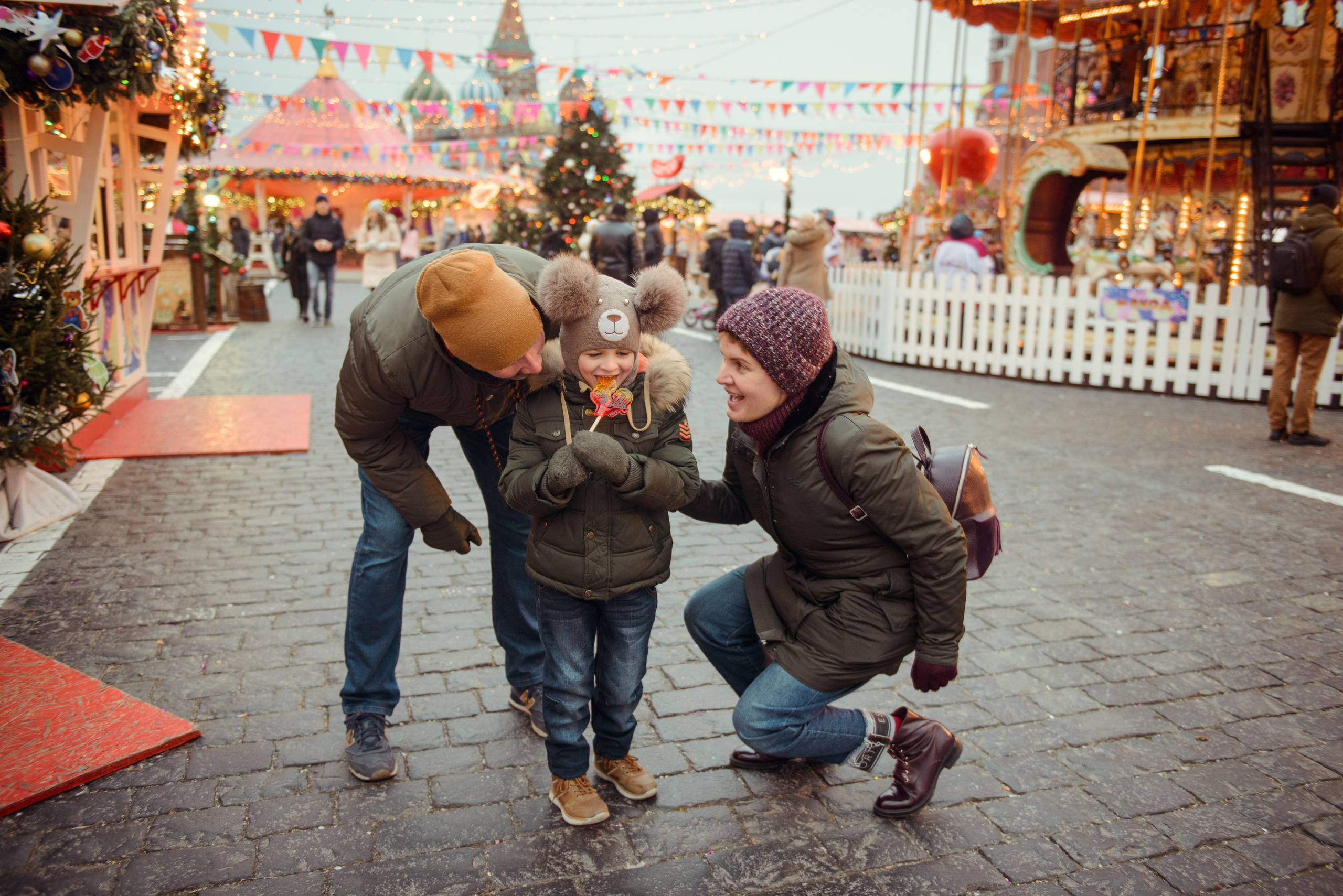 family photo shoot walking in the city. New Year Christmas photoshoot (Photographer in Edinburgh Elena Carruthers)