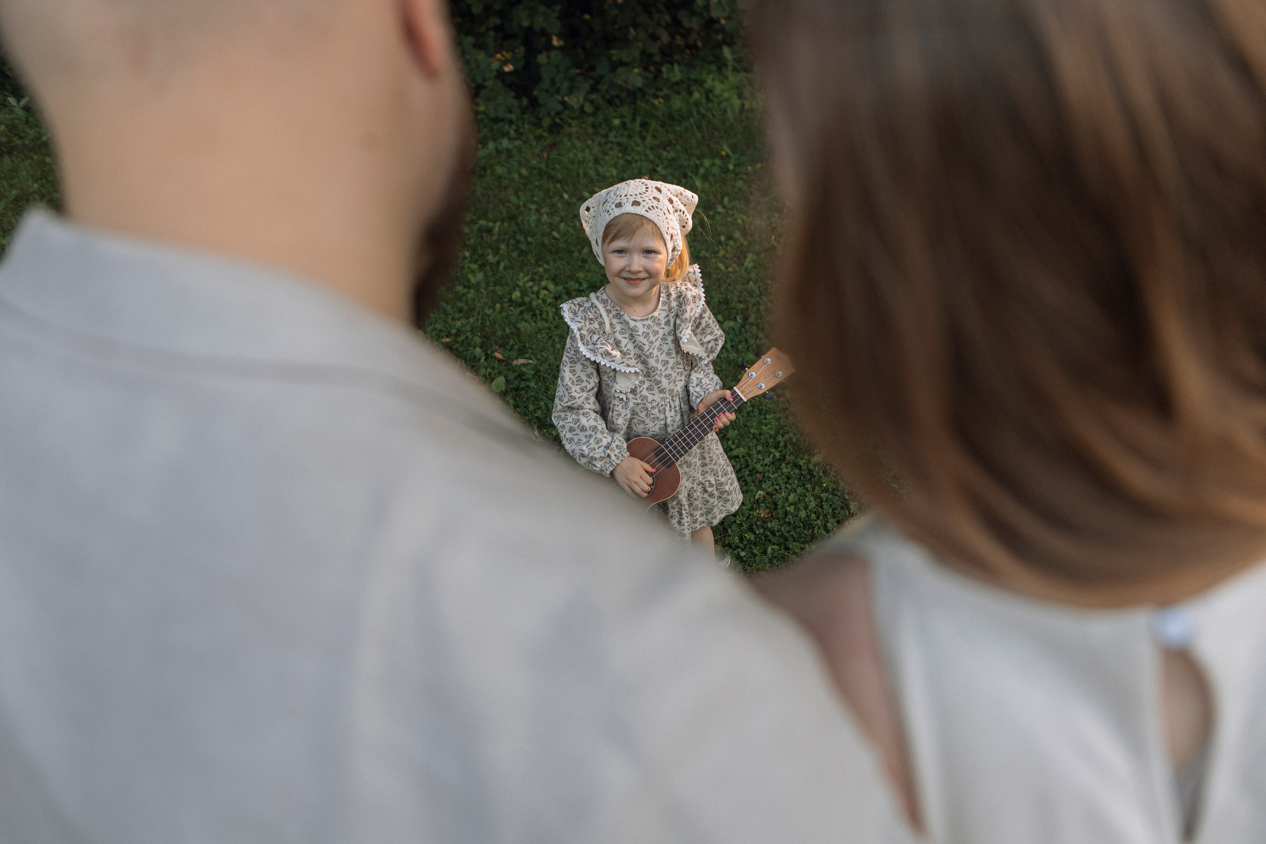 Мама и папа с ребёнком наслаждаются пикником, летняя фотосессия в Москве