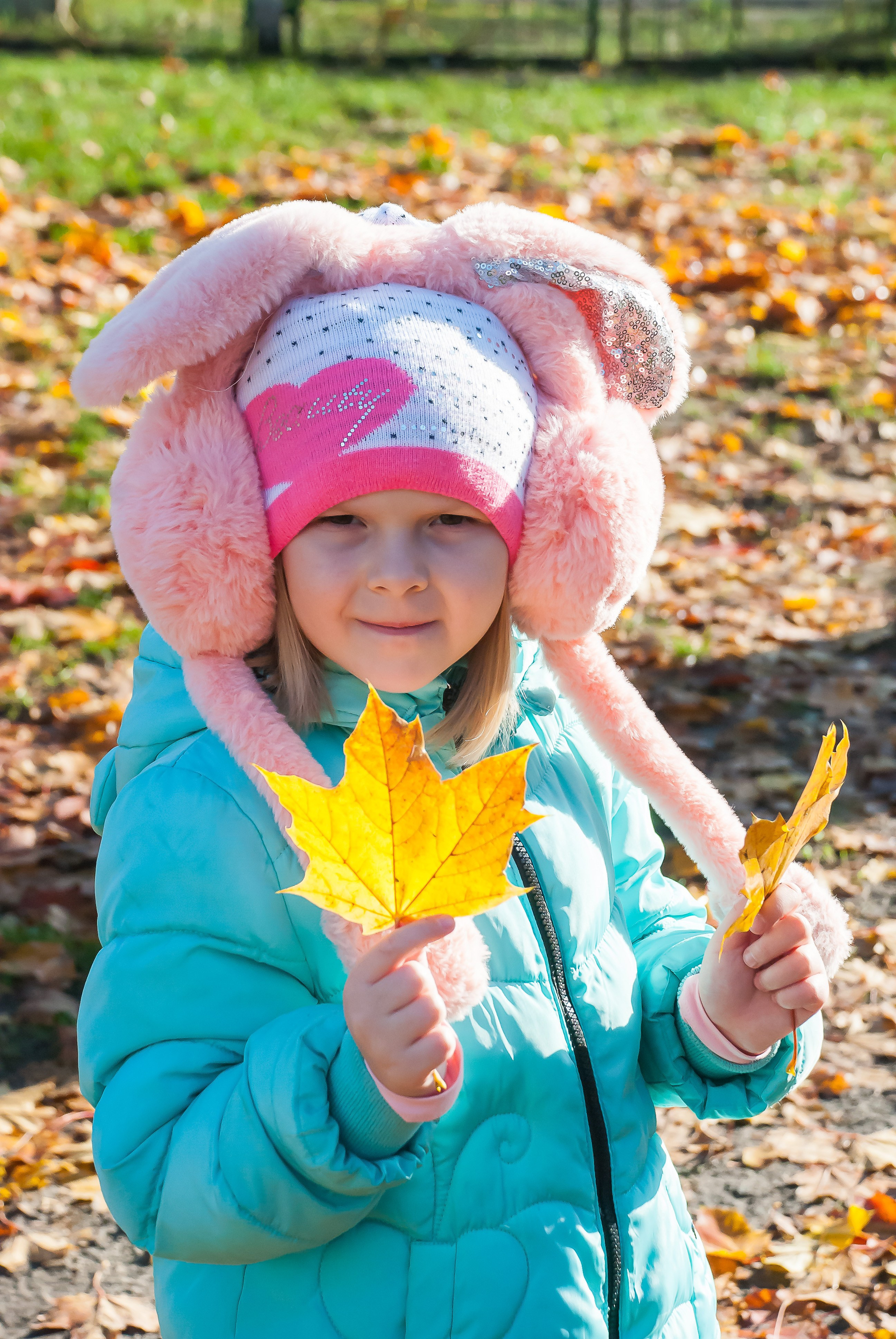 портрет девочки с осенними листьями