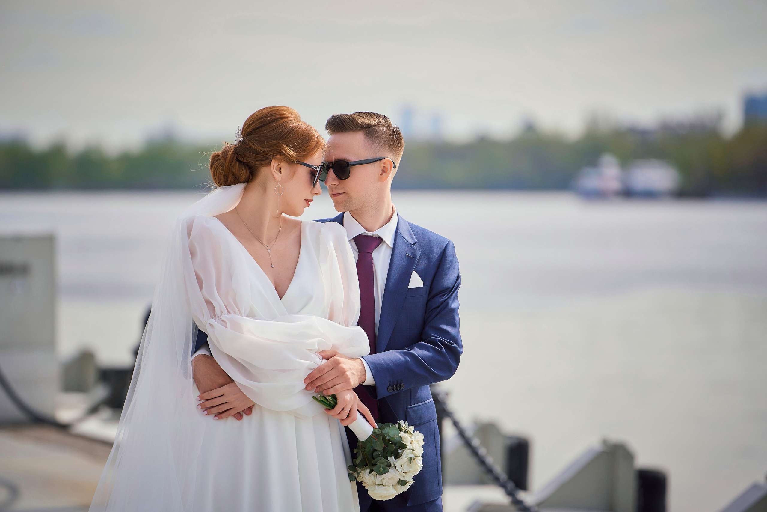 жених и невеста у Москвы реки