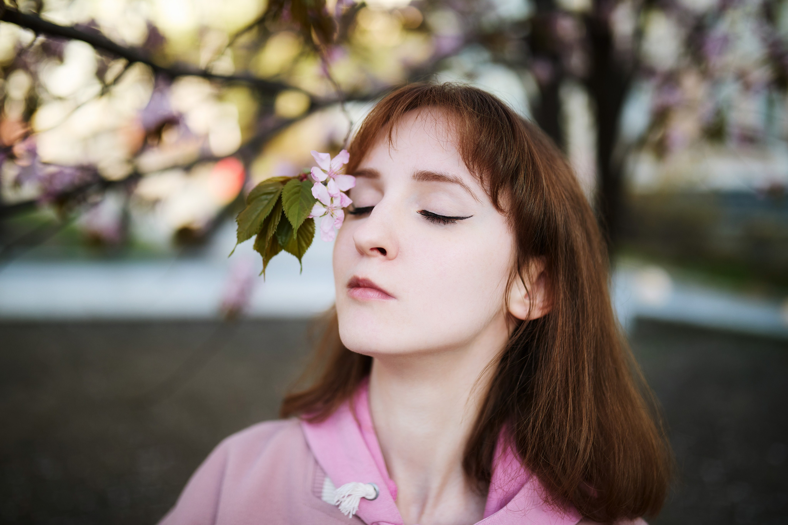 Весенняя прогулочная фотосессия на улице во Владивостоке с молодой девушкой в розовой одежде