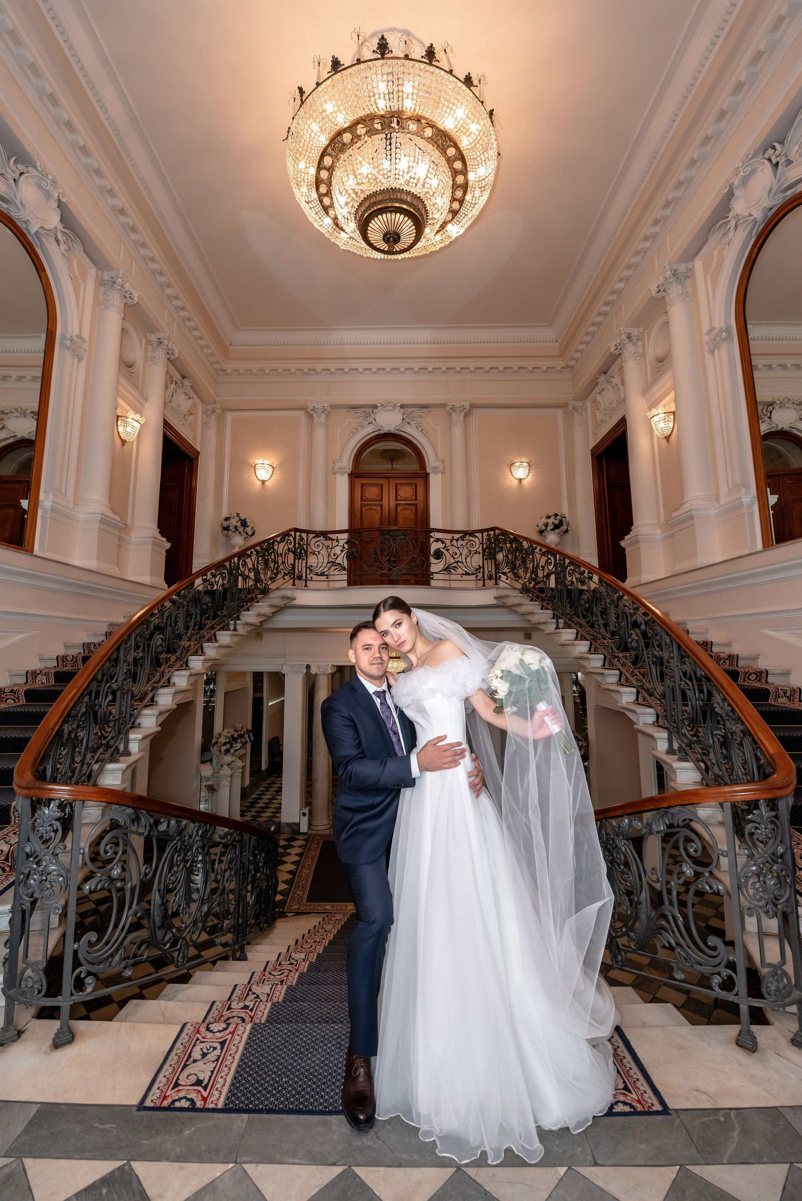 Осенняя великолепная свадебная прогулка жениха и невесты в октябре в Санкт-Петербурге в Михайловском парке и у Атлантов на Миллионной улице. Портретный, семейный и свадебный фотограф в Санкт-Петербурге и в Пушкине Ширяев Денис