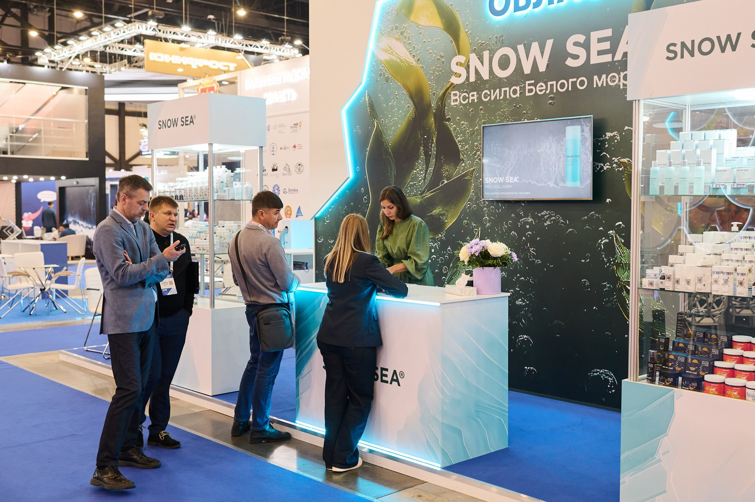 Общий план стенда компании Snow Sea с посетителями. Seafood Expo Russia 2025, Экспофорум, Санкт‑Петербург.