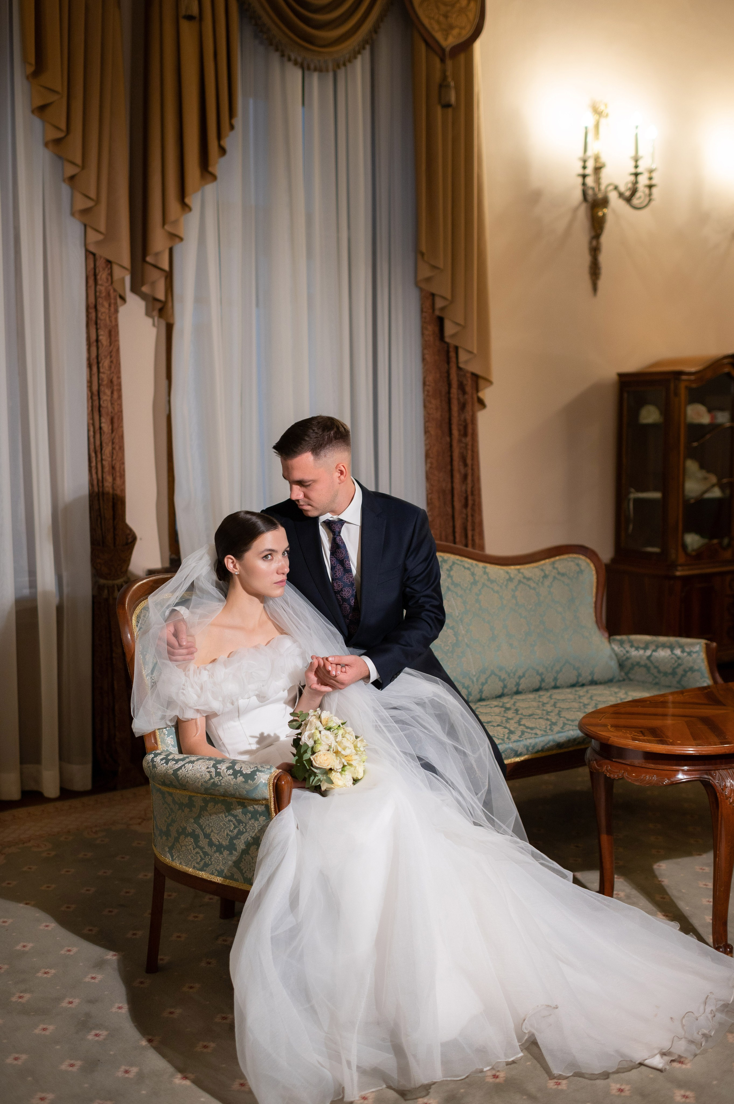 Осенняя великолепная свадебная прогулка жениха и невесты в октябре в Санкт-Петербурге в Михайловском парке и у Атлантов на Миллионной улице. Портретный, семейный и свадебный фотограф в Санкт-Петербурге и в Пушкине Ширяев Денис