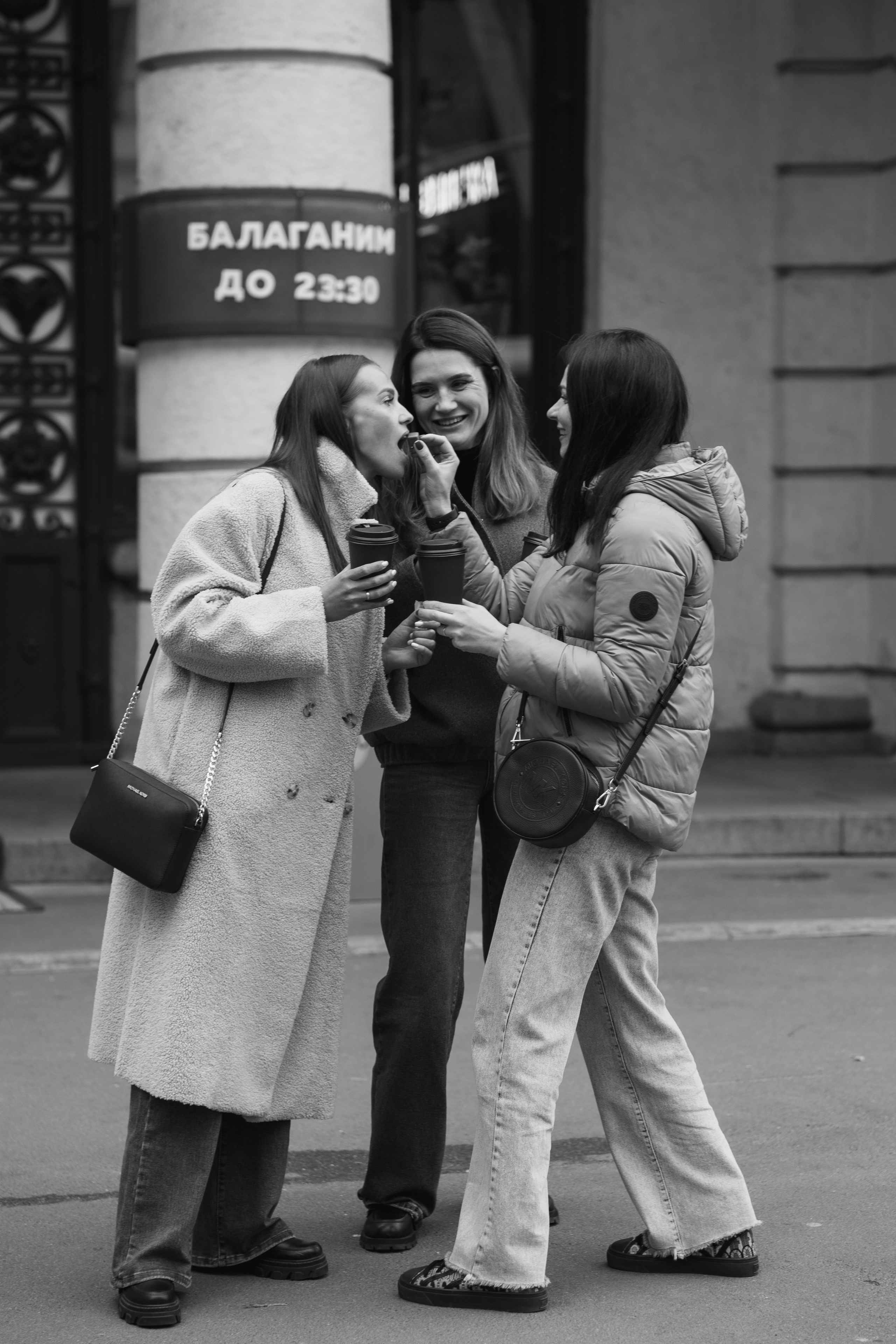 Уличная фотосессия трех подруг. Портретный и репортажный фотограф в Санкт-Петербурге | Валерия Кайряк