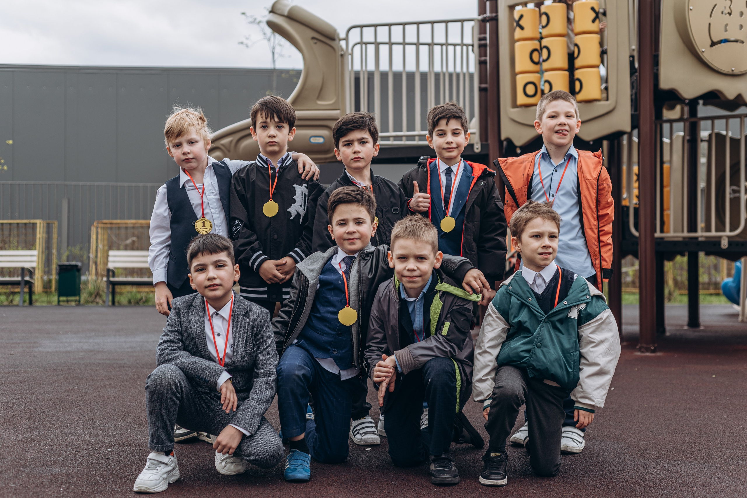 Выпускной альбом 1 класса — фотосессия в школе, деликатная ретушь и дизайн в Москве. MILATE — выпускные альбомы, фотосессии и видео в Москве