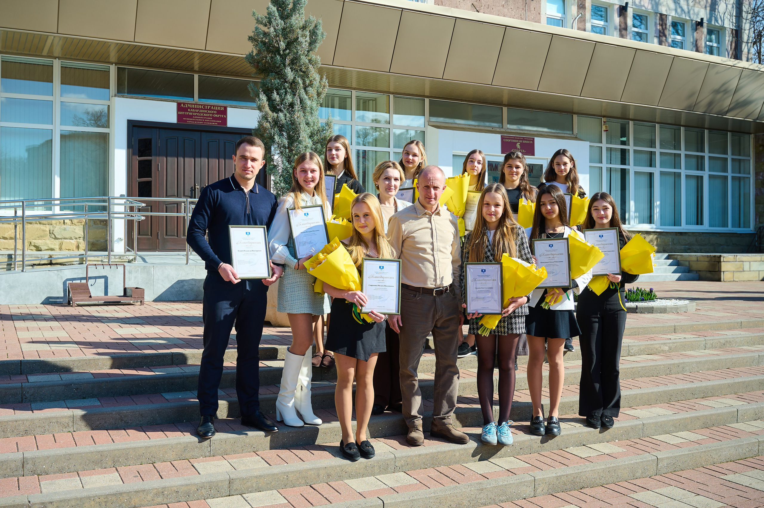 Поздравления девочкам Кабардинки от Главы округа Кялова Г.Е. Жизнь курорта Кабардинка в фотографиях
