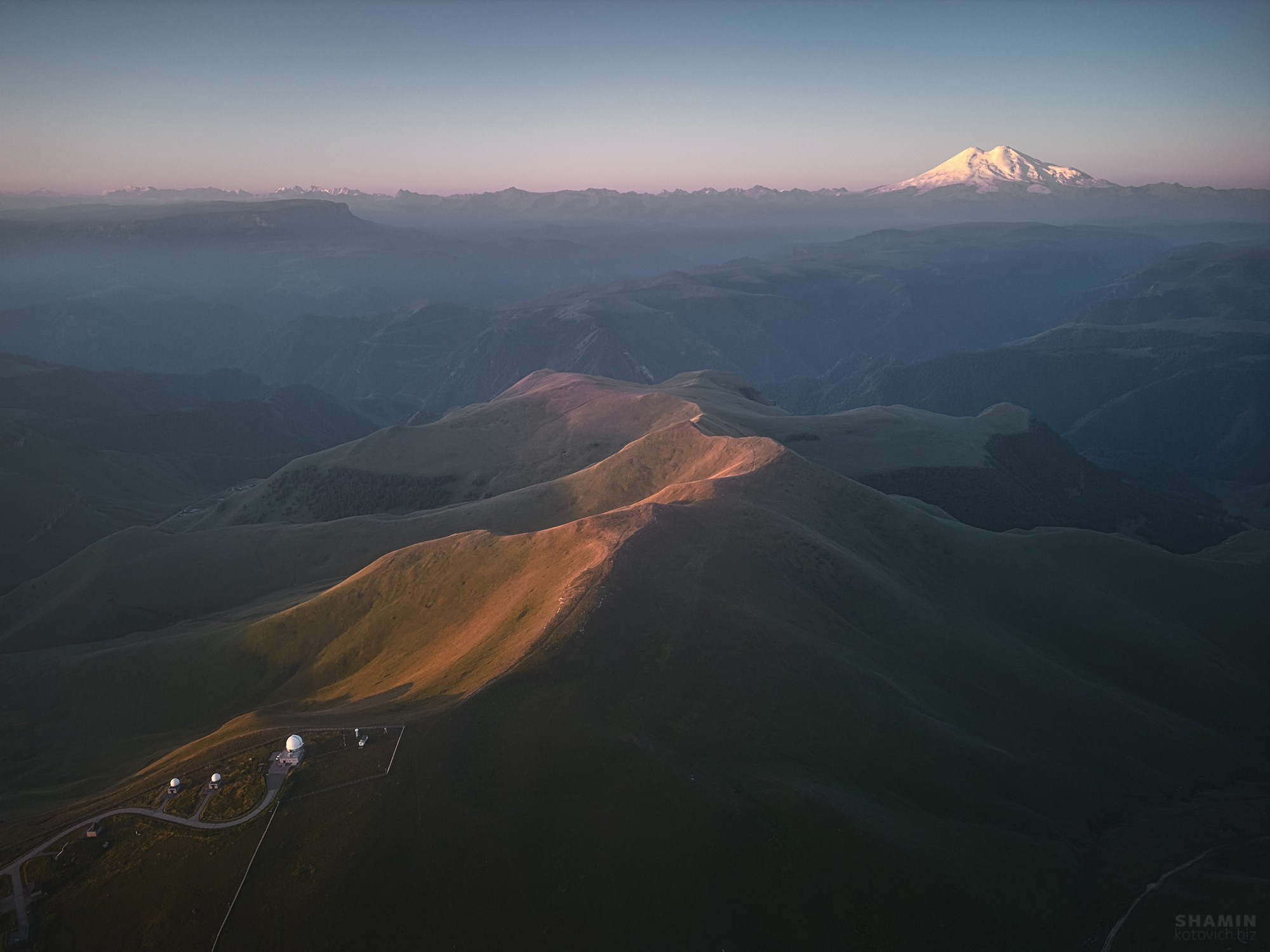 Аэросъёмка пейзажей с дрона — вид с высоты на природу, свет и пространство, запечатлённые в разное время суток.