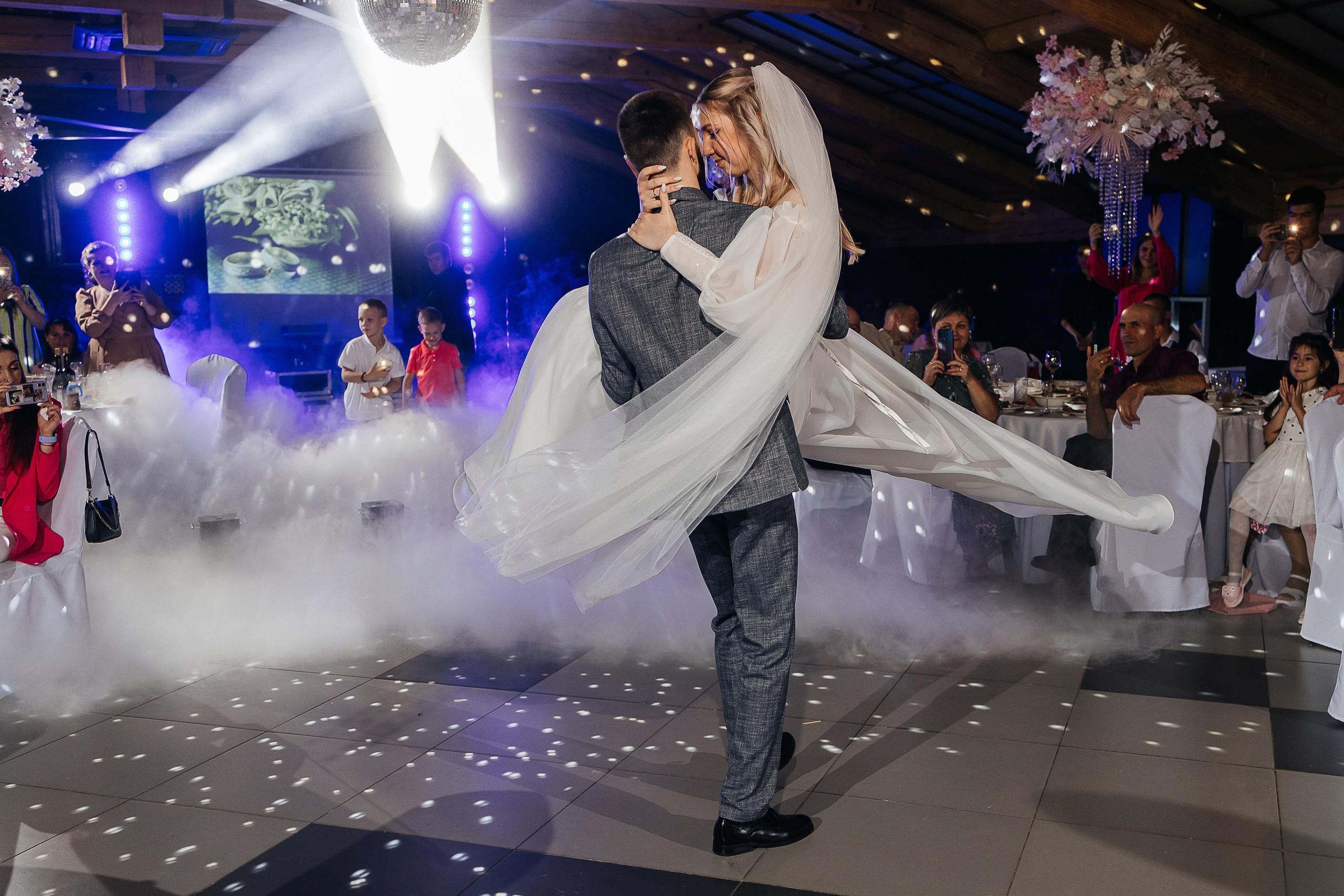 Чувственная первая встреча пары в отеле. Олег Сверчков | Свадебный фотограф Вологда