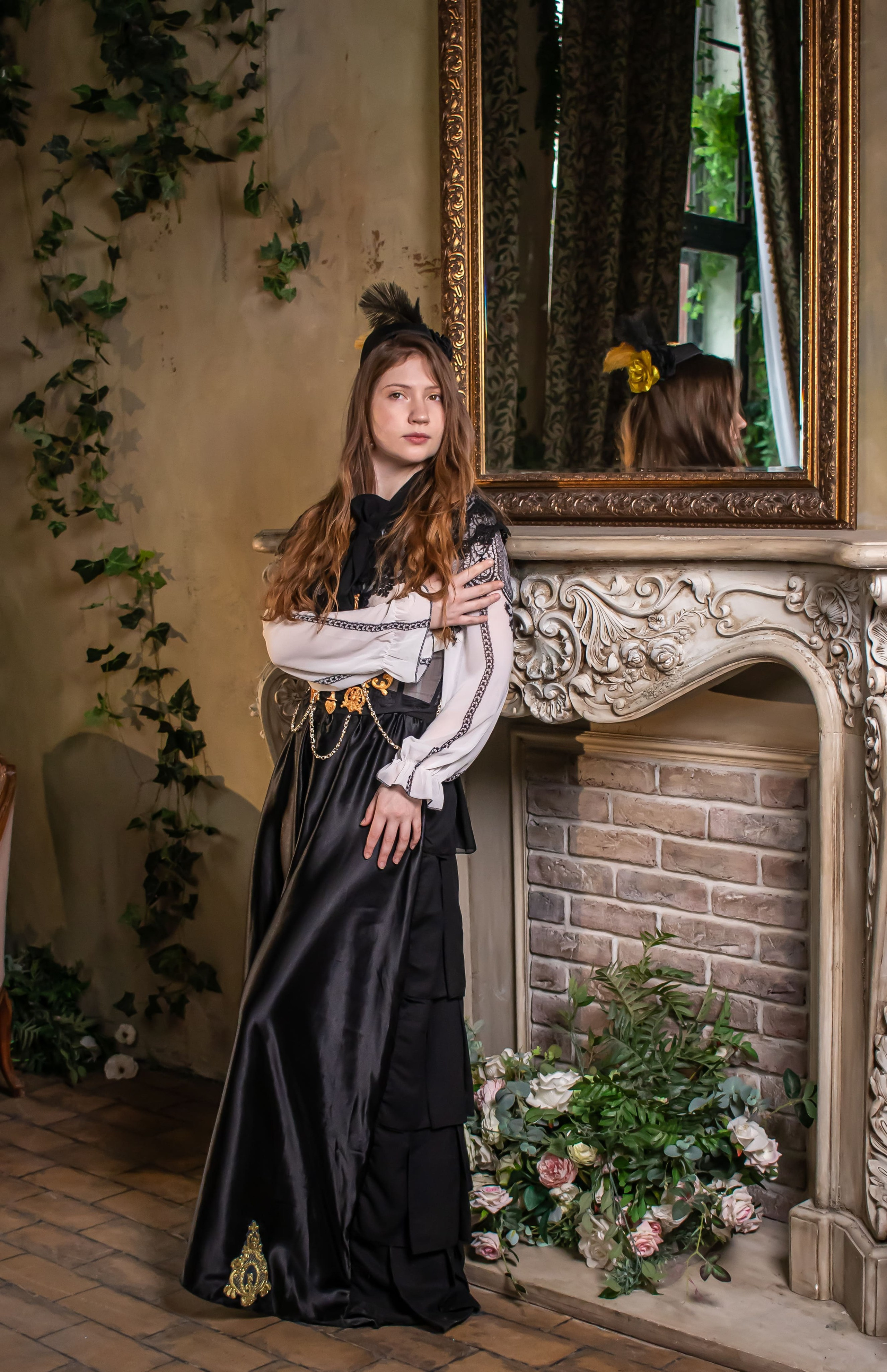 Художественный портрет женщины у колонны, стиль Ренессанс, фотограф Карасёва Елена