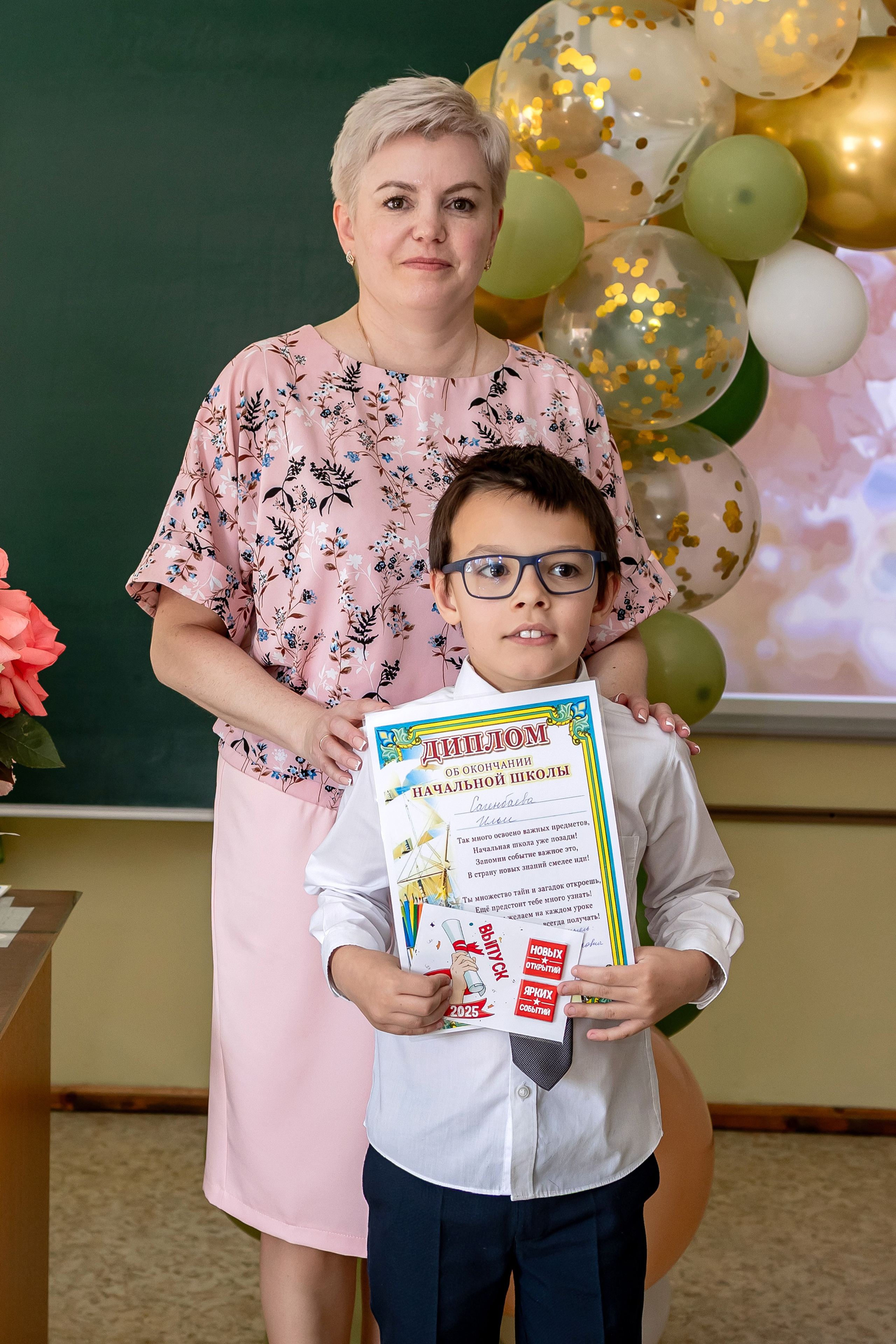 Выпускной в начальной школе в классе. Фотограф и видеограф Москва. Свадебный фотограф, видеограф. Выпускные альбомы. Оживающие альбомы