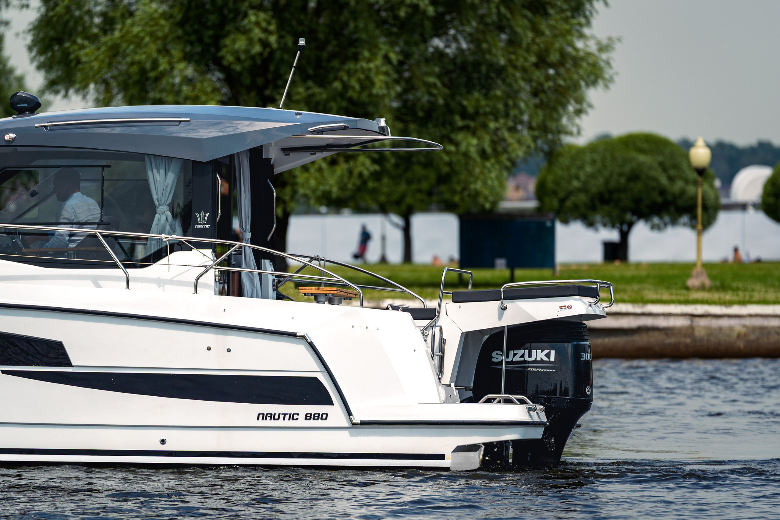 Кормовая часть Nautic 880 с подвесным мотором Suzuki